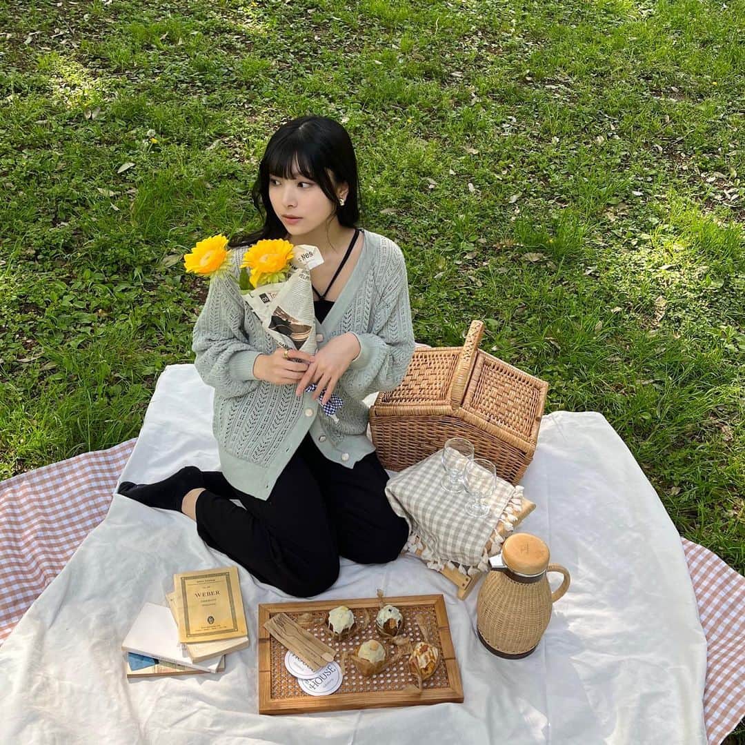 栗田桃花さんのインスタグラム写真 - (栗田桃花Instagram)「昨日初めておしゃピク？というものをしてきました💚 午後からお日様が出て気温がちょうど良くてすごく気持ちよかったです(´˘`＊)焼き菓子美味しかったな🤤  #おしゃピク #ピクニック」4月24日 17時38分 - kurimomo330
