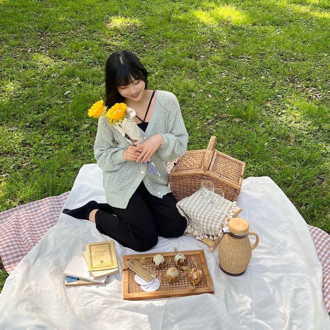 栗田桃花さんのインスタグラム写真 - (栗田桃花Instagram)「昨日初めておしゃピク？というものをしてきました💚 午後からお日様が出て気温がちょうど良くてすごく気持ちよかったです(´˘`＊)焼き菓子美味しかったな🤤  #おしゃピク #ピクニック」4月24日 17時38分 - kurimomo330