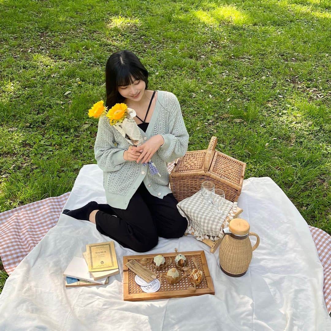 栗田桃花のインスタグラム：「昨日初めておしゃピク？というものをしてきました💚 午後からお日様が出て気温がちょうど良くてすごく気持ちよかったです(´˘`＊)焼き菓子美味しかったな🤤  #おしゃピク #ピクニック」