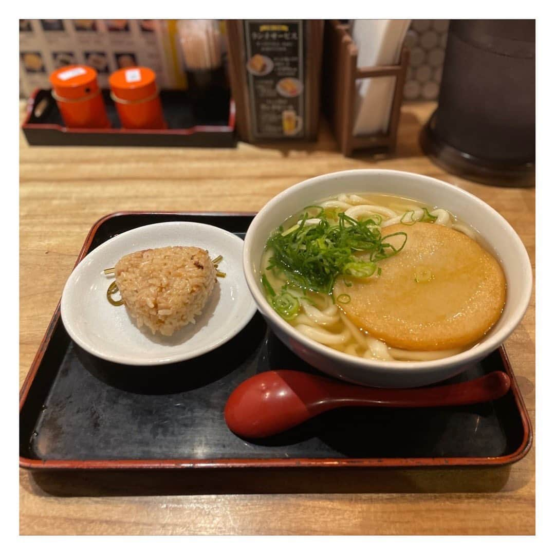 happymail_デート部のインスタグラム：「［因幡うどん 渡辺通店］ : 🚉最寄り駅:福岡市営地下鉄渡辺通駅から徒歩５分 : 📍住所:福岡県福岡市中央区渡辺通2-3-1 : 福岡のうどん屋って言ったらここ！！ 絶対食べてほしい！！ : スープも絶品ですが天ぷらもおすすめ🥰 : 🕰️営業時間:平日11:00〜22:30 土日祝11:00〜19:30 : 🌟オススメ:丸天うどん  #2人の世界 #カップル #恋したい #福岡 #東京  #福岡うどん #うどん #因幡うどん #因幡うどん渡辺通店 #カフェ好き #カフェ好きな人と繋がりたい #グルメ女子 #フォトジェニックフード #カフェデート #グルメデート #カフェ部 #グルメ部 #デートで行きたい🎀#ハッピーメール」