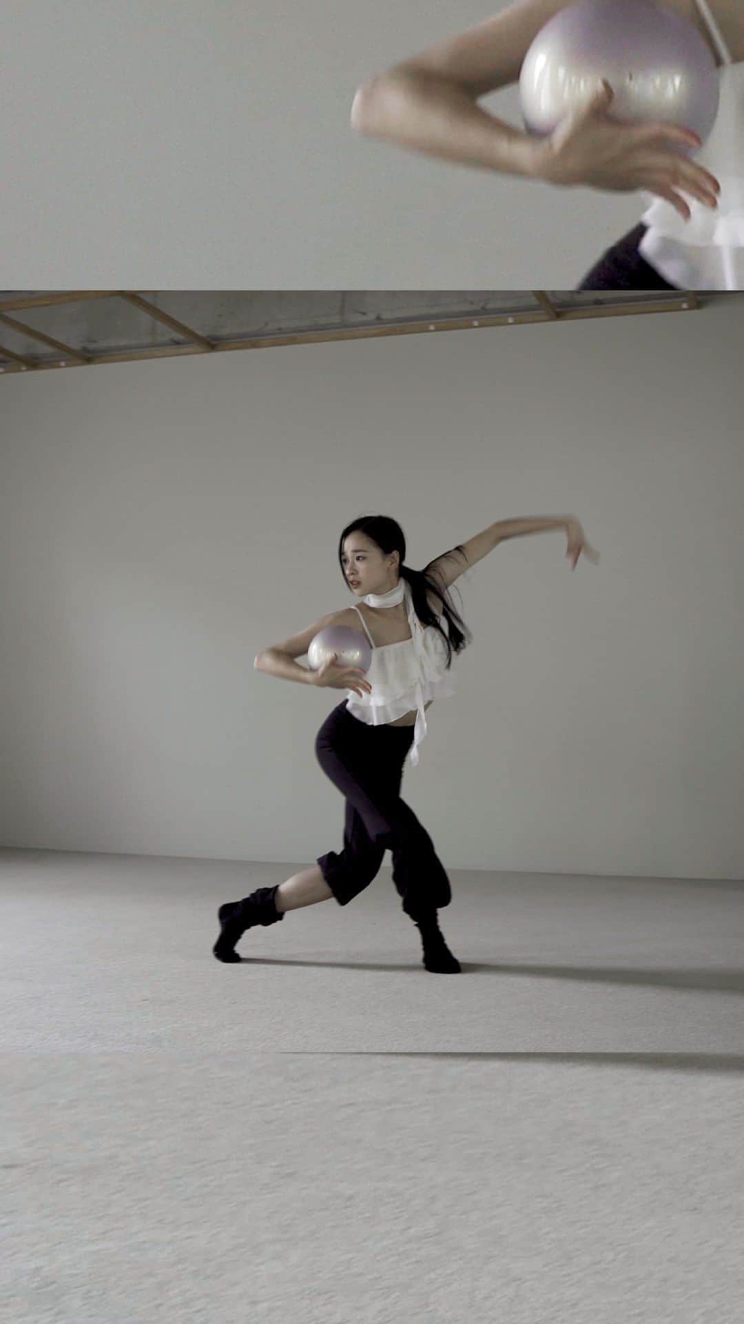 ソン・ヨンジェのインスタグラム：「@leapstudio_official  Suzume ost  #ball#choreography#rhythmicgymnastics#suzume#스즈메의문단속」
