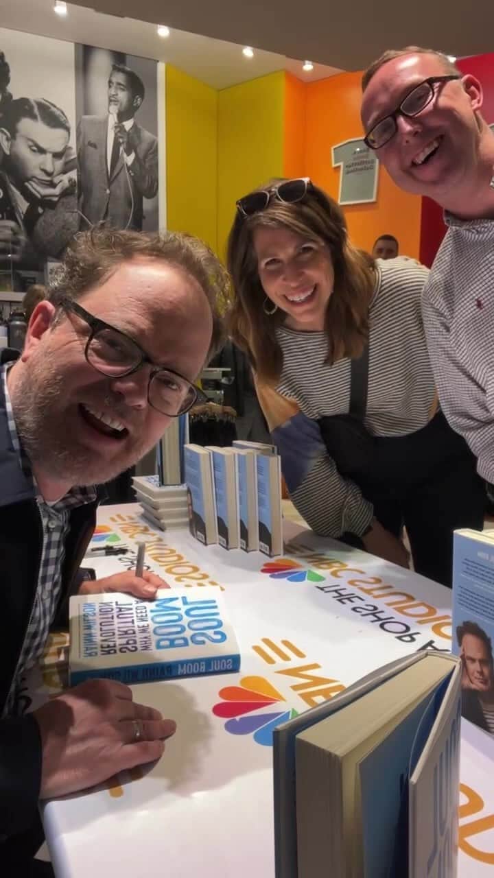 レイン・ウィルソンのインスタグラム：「@soulboom SIGNING today at the @nbcstore after the @todayshow   SOUL BOOM is available tomorrow 4/25/23 at bookstores and on Audible.  Join me and these folks and help start a spiritual revolution!!!」