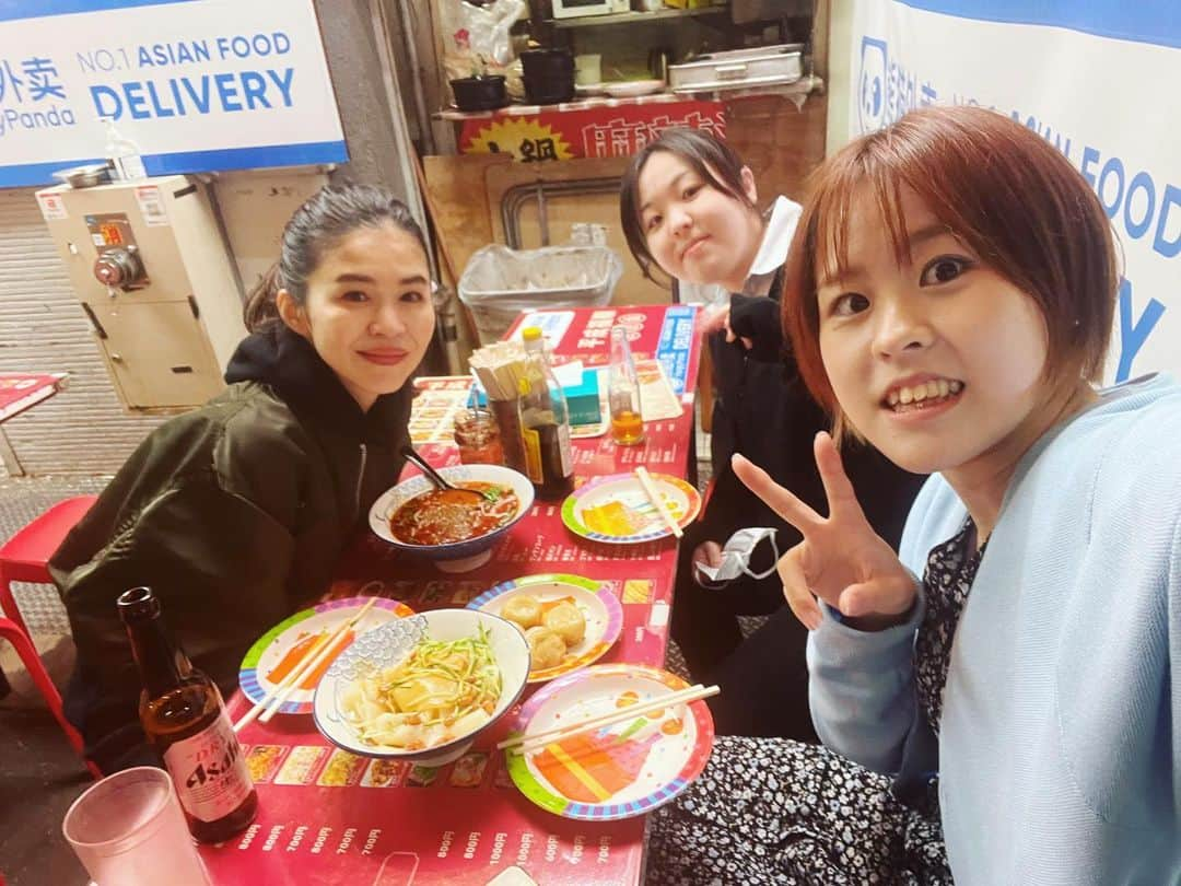 辻直子さんのインスタグラム写真 - (辻直子Instagram)「#ameyoko#dating#👩‍👧‍👧 #アメ横で#三件はしご#お腹いっぱい #彼女たちのママと#小学生の頃の遊びは#カラオケとサスペンス映画を撮る#2人でフルーチェとチョコパイを一生分食べました👯‍♀️  大親友の娘たち♡ 2人とは生まれた時からのおつきあい  オムツ変えたりミルク飲ませたり🍼遊んだり♡成長を近くでずっと見させてもらえた子供たち  彼女たちのママが最高で私は心から尊敬している心の持ち主なんです🥰  2人が社会人になって、ときに迷ったり右往左往しながら人生を楽しんで冒険しながら生きてるなぁって  今日は爆弾のようなトピックスを聞いてびっくりと大きな笑いでお腹がよじれました🤣😆😳🥳  すごくすごく楽しい時間過ぎて帰り道元気もりもりになってしまいました  おやすみなさい💤」4月24日 23時11分 - naoko.ts