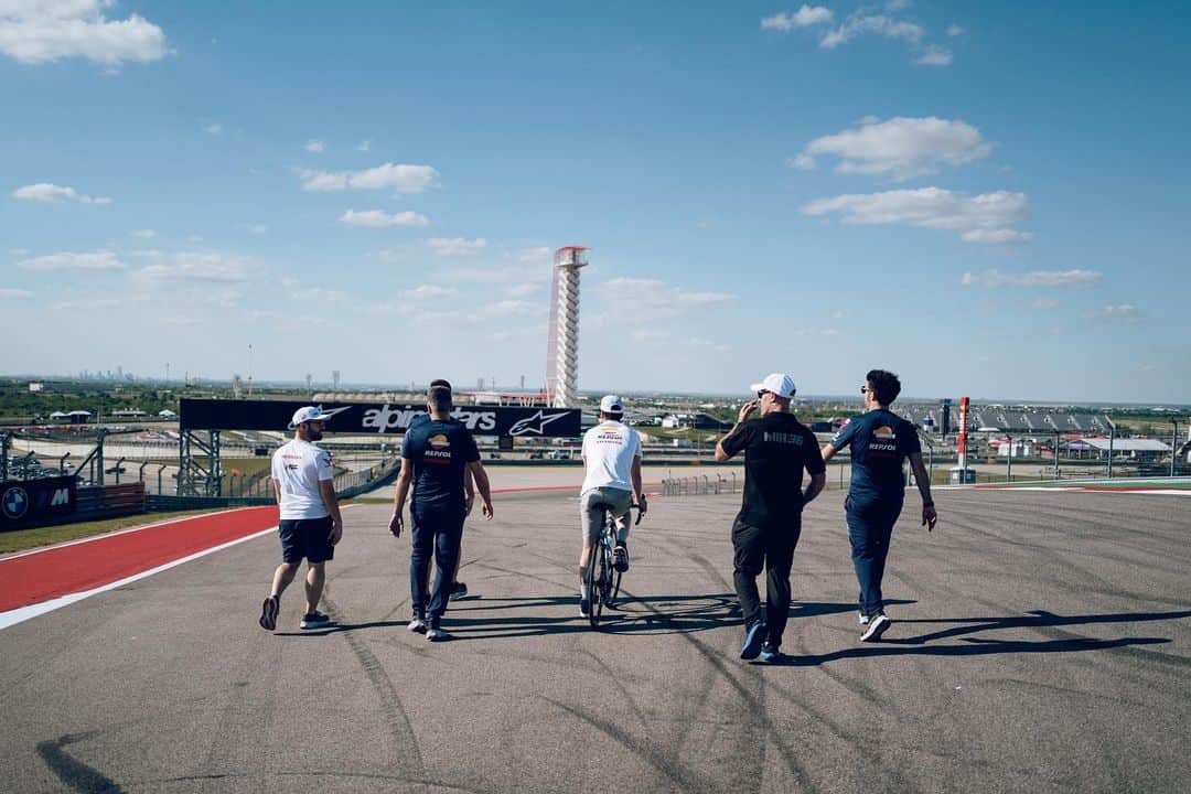 レプソル・ホンダのインスタグラム：「Austin ➡️ #SpanishGP 🇪🇸  Fully focused on the objective.  @castore_sportswear」