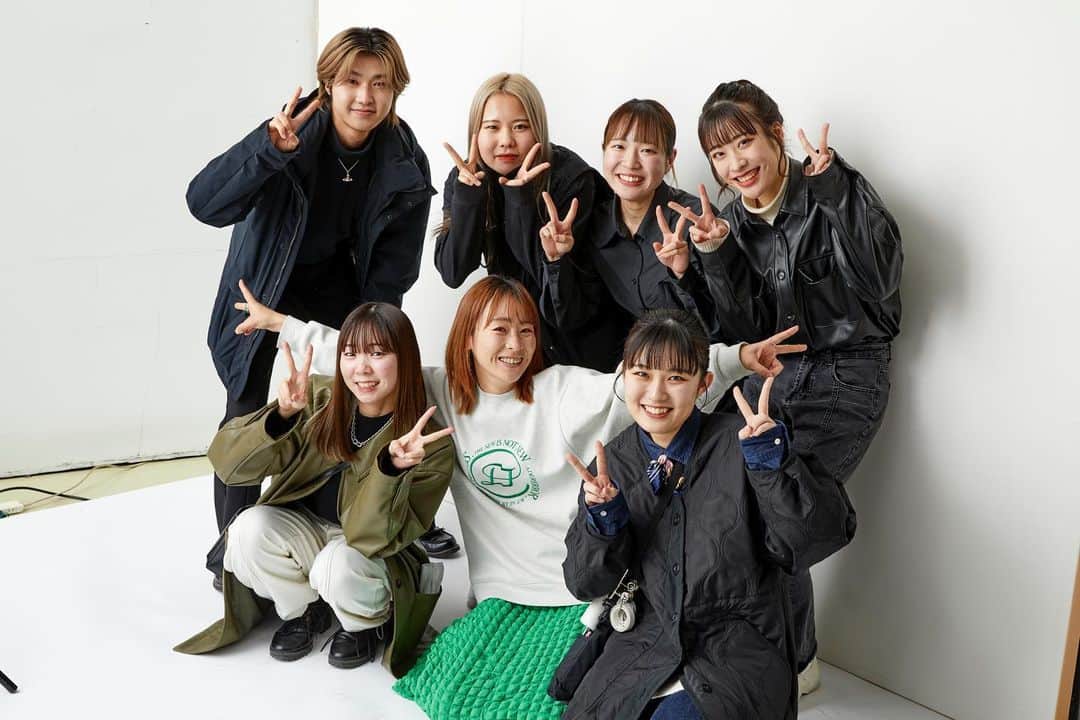 福岡ベルエポック美容専門学校のインスタグラム：「福岡ベル高等課程パンフレットのオフショット🌟  . 今年も専門課程の1年生が モデルさんのヘアメイクを担当しました🥳  スタイリストには、 #popteen の表紙などを担当する tommyさんに来ていただき、 アシスタントには、 トータルビューティ科で ファッションを中心に学んでいる 在校生が入らせていただきました👗✨  . 丸1日かけておこなわれた撮影では、 シーンごとに変わるヘアメイクや 衣装への技術・対応はもちろん、 直接目で見るのと、カメラレンズを通して見る ヘアメイクの違いや衣装の細かいチェックなど、 注意する点がたくさんあるので、みんな真剣😳✨  日頃の学びの成果を発揮していました！ とってもかっこよかったです👏🏻  . 完成は高等課程のアカウントからチェック🔍✨ @belle_kotokatei   . #福岡ベル #福岡ベルエポック美容専門学校 #福岡ベル高等課程 #美容学校 #美容専門学校 #美容学生 #美容学生の日常 #美容師 #ヘアメイク #メンズヘア #ヘアアレンジ #スタイリスト #コーディネート #メイク #撮影 #福岡 #天神 #博多 #fukuoka #jk #jc」