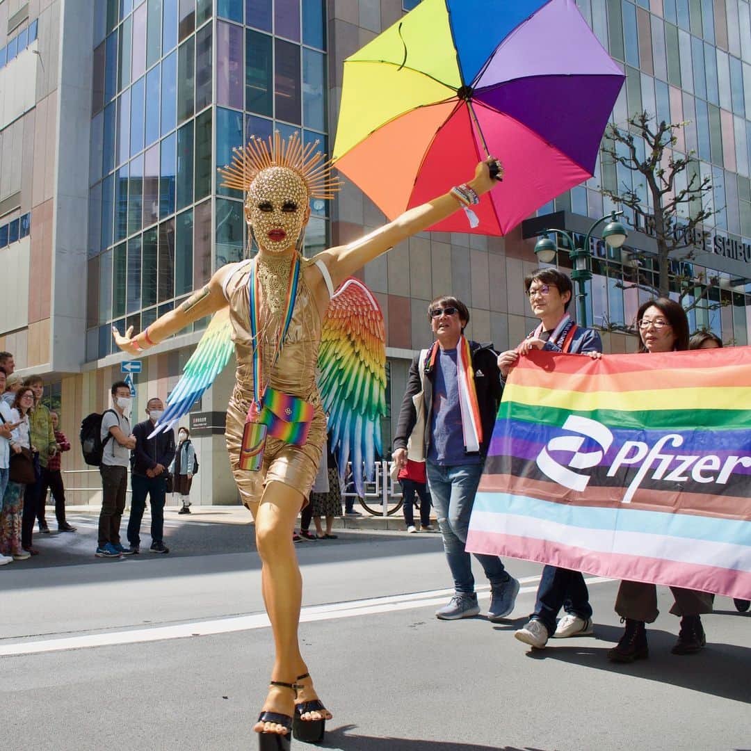 The Japan Timesさんのインスタグラム写真 - (The Japan TimesInstagram)「Tokyo’s bustling Shibuya and Harajuku districts were even more colorful this weekend as the Tokyo Rainbow Pride event returned to full capacity for the first time in four years, with advocates working to drive momentum for more progressive LGBTQ policies.  Tokyo Rainbow Pride is one of Asia’s largest LGBTQ-related events, with over 200,000 people taking part this year under the theme, “Press on Till Japan Changes.”  But the event comes at a challenging time for the country’s LGBTQ community, as it is uncertain whether Japan’s parliament can adopt a bill to promote understanding of LGBTQ people ahead of the Group of Seven leaders summit in Hiroshima next month.  Japan is the only G7 nation without a law ensuring LGBTQ rights, though many of its major cities have moved to recognize same-sex partnerships in recent years and opinion polls show the public is largely in favor of legalizing same-sex marriage. Read more with the link in our bio. 📸 Anika Osaki Exum . . . . . . #trp #trp2023 #tokyorainbowpride #tokyorainbowpide2023 #lgbtq #pride #prideparade #prideparade2023 #prideparadetokyo #japan #tokyo #🏳️‍🌈」4月24日 17時46分 - thejapantimes