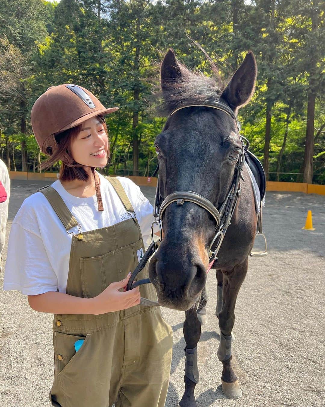 みなみのインスタグラム：「キャンプ帰りに🐴❤︎ @kuro.gm に自然な遊び方たくさん教えてもらって楽しいだいすき馬の鼻って柔らかいのね、かわいい  #乗馬」