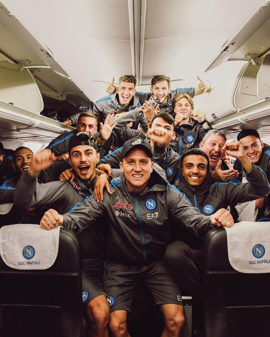 SSCナポリさんのインスタグラム写真 - (SSCナポリInstagram)「✈️ Un gol per continuare a volare…  💙 #ForzaNapoliSempre #TuttoPerLei」4月24日 17時49分 - officialsscnapoli