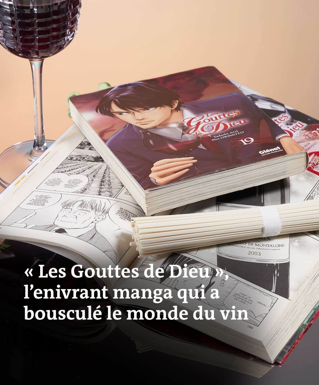ルモンドのインスタグラム：「Elles ont ruisselé jusqu’à créer d’abondantes rivières. Les Gouttes de Dieu, bande dessinée japonaise imaginée par un frère et une sœur, il y a une vingtaine d’années, pour mettre en scène les vins qu’ils dégustaient, sont devenues une saga de quarante-quatre tomes au triomphe mondial. Et ont changé le destin de plusieurs domaines viticoles cités au fil des pages. Elles font aujourd’hui l’objet d’une adaptation télévisée sous la forme d’une minisérie française, proposée en vidéo à la demande sur Apple TV + à partir du 21 avril.  L’œuvre est une véritable ode au jus de la treille. Voici, à titre d’exemple, comment un chevalier-montrachet, millésime 2000, de chez Michel Colin-Deléger, est décrit dans le tome 18 des Gouttes de Dieu : « Il y a dans ce vin une austérité qui ne laisse pas s’approcher ceux qui l’abordent imprudemment. Mais malgré… non, justement pour cela, nous ne pouvons pas nous empêcher d’éprouver des attentes incommensurables. Car au sommet nous attend forcément ce bonheur qui ne nous décevra jamais. Une émotion englobant tout, peur, désespoir, peine, et qui nous fait grimper vers la joie, nous y attend certainement. L’essence de ce vin est l’“épreuve”. Et ce que l’on ne peut goûter qu’en l’ayant surmontée, un immense sentiment d’accomplissement. »  Ce manga, publié en France entre 2008 et 2016 par Glénat, évoque quelque 700 vins au fil des 439 épisodes. Tous de manière imagée, poétique, plongeant le lecteur dans un univers spécifique pour chaque étiquette bue (dans le cas du chevalier-montrachet, l’ascension du mont Cervin sert à la description).  - Vous avez lu 30% de cet article. Retrouvez-le en suivant le lien linkinbio sur notre profil.⁣⁣ - Photo : STUDIO AKATRE #pourlemonde -  #lesgouttesdedieu #tadashiagi #manga」