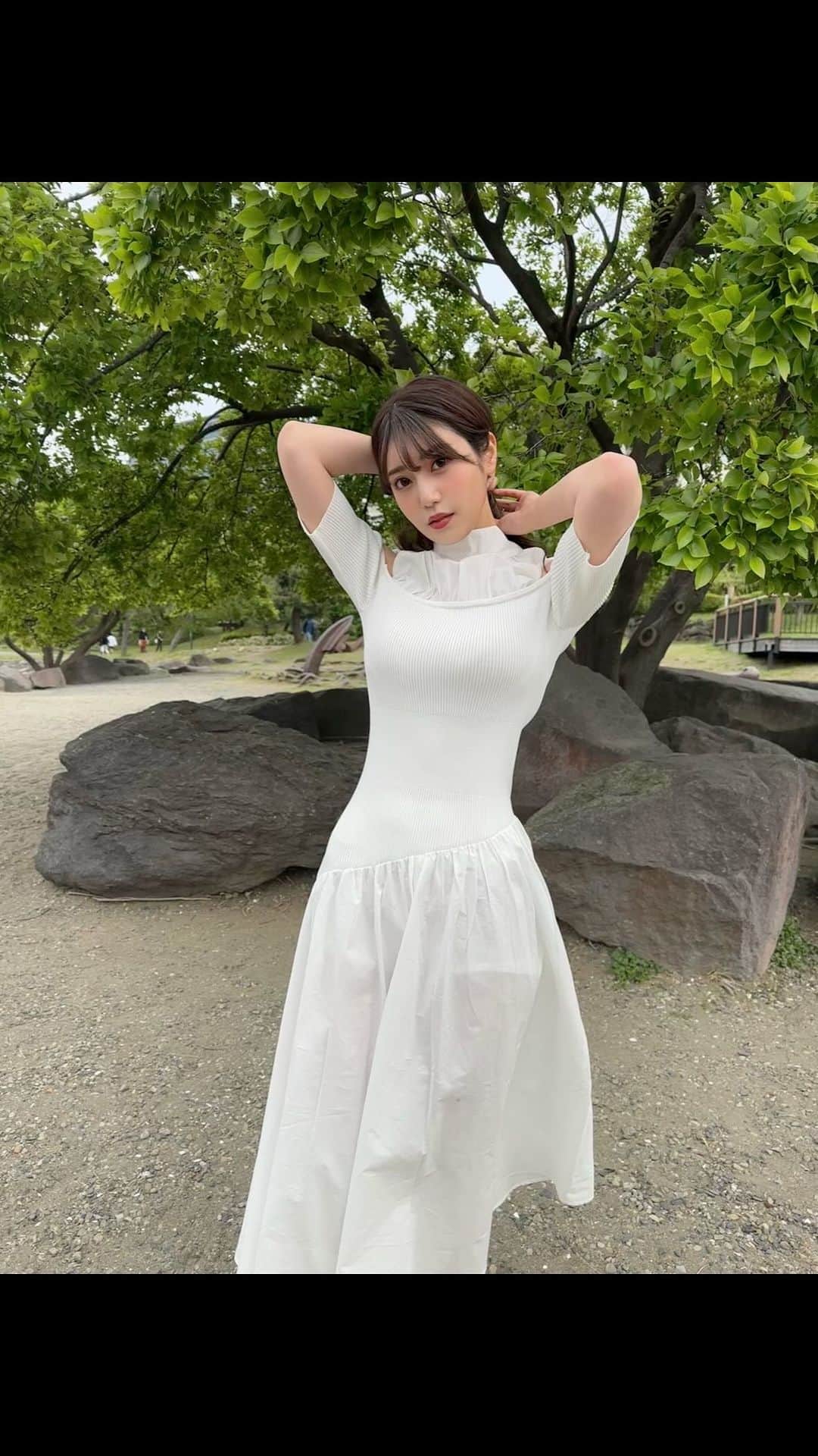 のインスタグラム：「ポニーテールすき？🍀🕊  お気に入りの白ワンピ…🤍 @rienda_official」