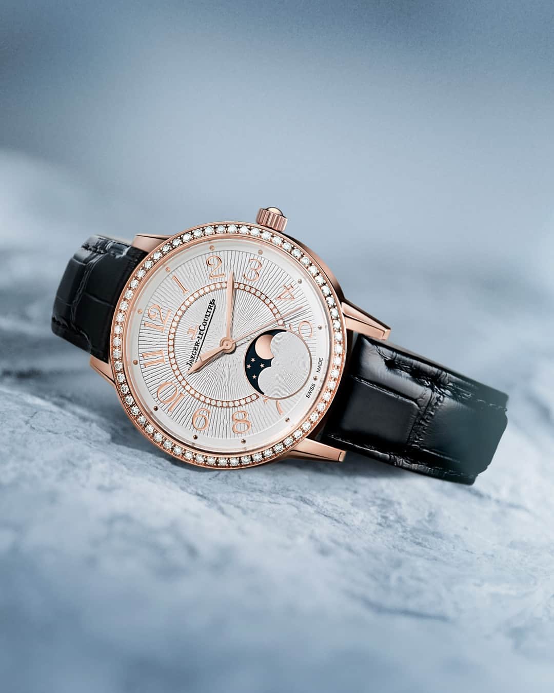 ジャガールクルトのインスタグラム：「Precious infinity. _ Rendez-Vous Classic Moon Designed, made and assembled in our Manufacture _ The Rendez-Vous Classic Moon houses one of the most iconic watchmaking complications: a moonphase. Finely tailored, a delicately polished moon cycles through its phases against a backdrop of lacquered blue starry sky. On the wrist, it reflects a bond forever remembered. _ #JaegerLeCoultre #RendezVous」