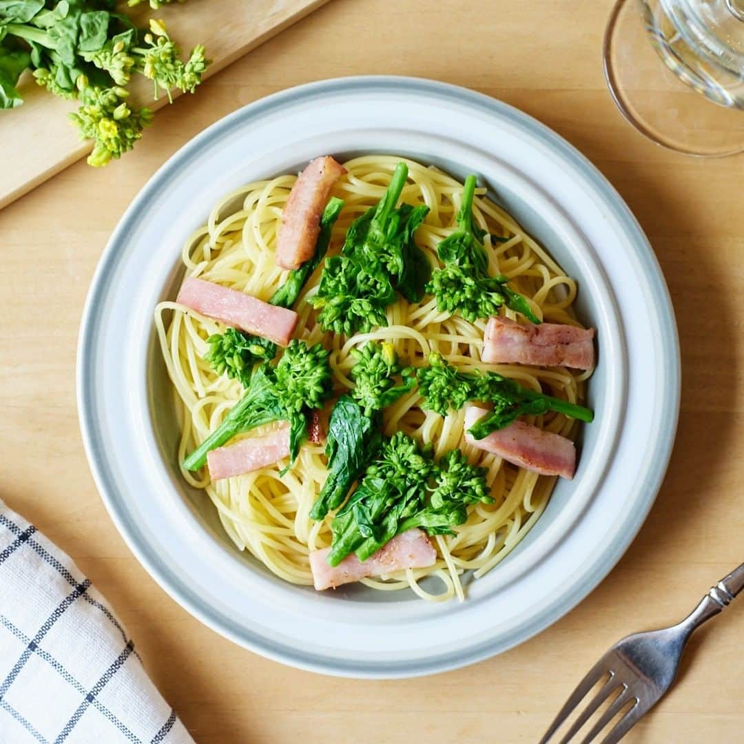 haru(ハル)のインスタグラム：「レンチンで簡単♪ 春が旬な菜の花の柚子胡椒パスタ🍝  ふと見上げると桜が綺麗なこの季節🌸 だけど…...忙しくてなかなか春を感じられていない方へ、 旬の菜の花を使ったお手軽レシピはいかがですか？  <作り方> 耐熱容器にパスタを100g入れ、500ccの水を入れます。 塩小さじ1杯を加え、ラップをかけずに 表示のゆで時間、電子レンジで加熱します。  カットした菜の花も加えて、さらに３分。  水気を切ってほぐした麺に ベーコン、柚子こしょう、ポン酢 それぞれお好みの量を加えてよく和えて完成✨  右下のボタンで見返せるように保存をして、 ぜひ作ってみてくださいね✎  #haruレシピ  #haruのある生活 #ココロハレル #和風パスタ #菜の花 #菜の花レシピ #パスタレシピ #レンチンパスタ #おうちランチ #レンジで簡単 #春ごはん #簡単レシピ #おうちイタリアン #時短レシピ #おうちごはん #手料理 #ずぼら飯 #柚子胡椒 #パスタランチ #おもてなし料理 #おうち時間 #おうち時間を楽しむ #日々の暮らし #心地よい暮らし #マイホーム #暮らしを整える #シンプルな暮らし #暮らし #kurokamiスカルプ #haruシャンプー」