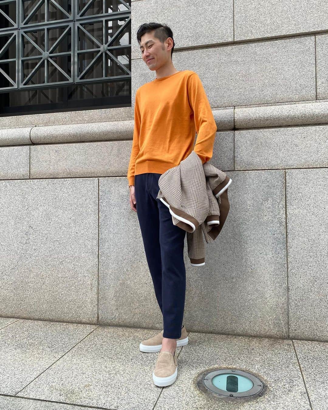 BARNEYS NEW YORKさんのインスタグラム写真 - (BARNEYS NEW YORKInstagram)「#BarneysSnap 神戸店スタッフ 石原 「春らしい鮮やかなオレンジ色のコットンニットは＜ジョンスメドレー＞のアイテム。落ち着いた色味でまとめられた＜ヘルノ＞のブルゾンを羽織ることで、コントラストを出しています。全体的にベージュからオレンジにかけてのトーンを意識しつつ、＜ベルナルド ジュスティ＞のネイビーのパンツで少し引き締めました。足元には＜ペリーコ サニー＞のスリッポン合わせて、軽快さを足しています。」  Blouson: #herno  Knit: #johnsmedley  Pants: #bernardogiusti  Shoes: #pellicosunny   #23ss #coordinate #fashion #barneysnewyork#コーディネート #ファッション #バーニーズニューヨーク」4月24日 17時54分 - barneysjapan