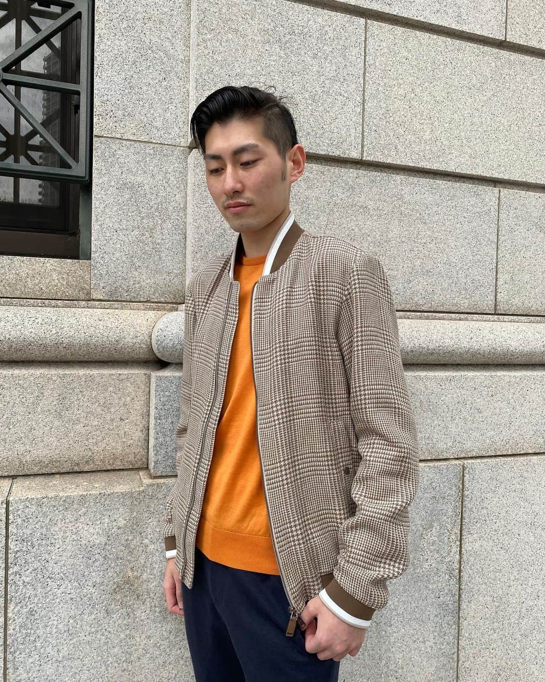 BARNEYS NEW YORKさんのインスタグラム写真 - (BARNEYS NEW YORKInstagram)「#BarneysSnap 神戸店スタッフ 石原 「春らしい鮮やかなオレンジ色のコットンニットは＜ジョンスメドレー＞のアイテム。落ち着いた色味でまとめられた＜ヘルノ＞のブルゾンを羽織ることで、コントラストを出しています。全体的にベージュからオレンジにかけてのトーンを意識しつつ、＜ベルナルド ジュスティ＞のネイビーのパンツで少し引き締めました。足元には＜ペリーコ サニー＞のスリッポン合わせて、軽快さを足しています。」  Blouson: #herno  Knit: #johnsmedley  Pants: #bernardogiusti  Shoes: #pellicosunny   #23ss #coordinate #fashion #barneysnewyork#コーディネート #ファッション #バーニーズニューヨーク」4月24日 17時54分 - barneysjapan