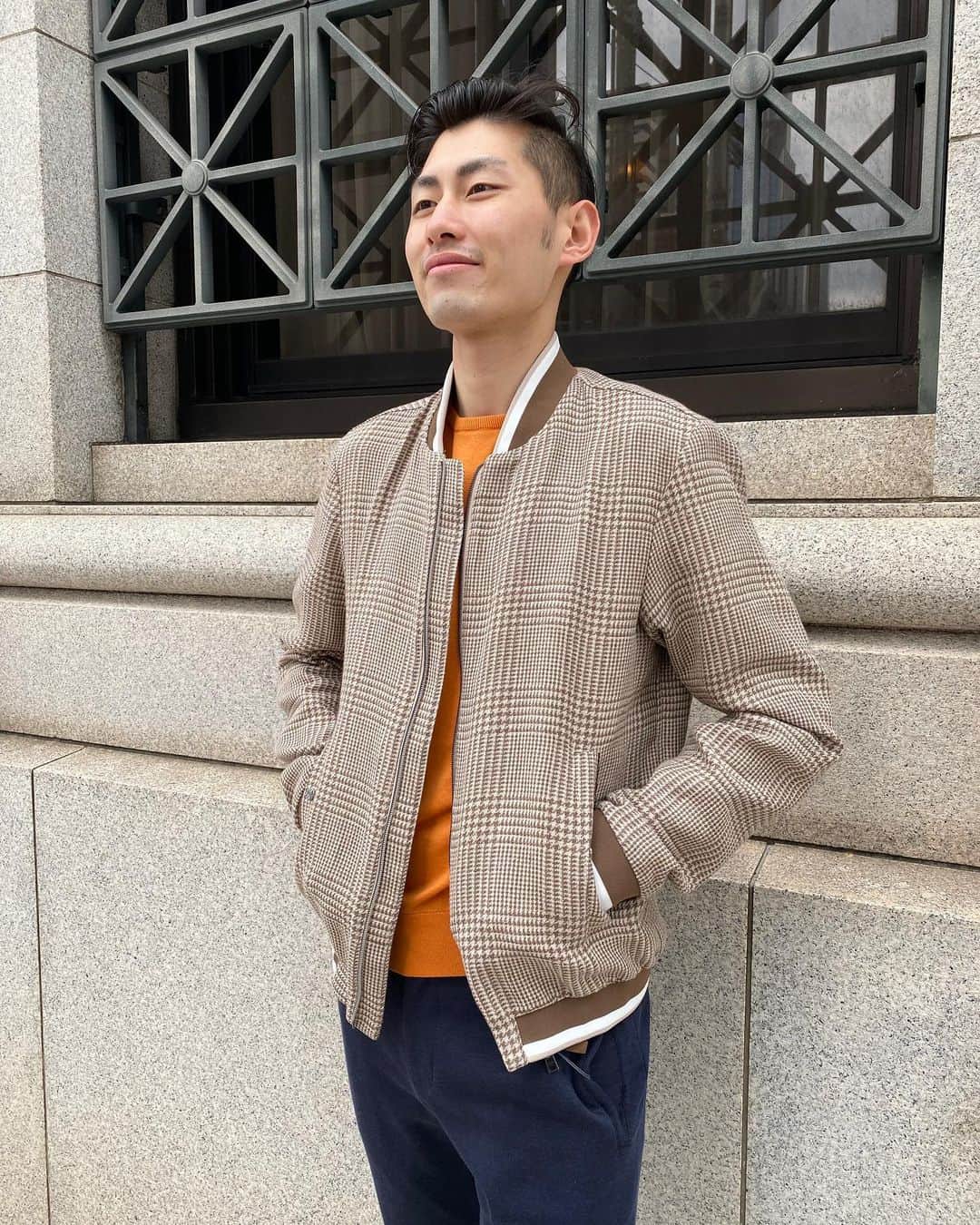 BARNEYS NEW YORKさんのインスタグラム写真 - (BARNEYS NEW YORKInstagram)「#BarneysSnap 神戸店スタッフ 石原 「春らしい鮮やかなオレンジ色のコットンニットは＜ジョンスメドレー＞のアイテム。落ち着いた色味でまとめられた＜ヘルノ＞のブルゾンを羽織ることで、コントラストを出しています。全体的にベージュからオレンジにかけてのトーンを意識しつつ、＜ベルナルド ジュスティ＞のネイビーのパンツで少し引き締めました。足元には＜ペリーコ サニー＞のスリッポン合わせて、軽快さを足しています。」  Blouson: #herno  Knit: #johnsmedley  Pants: #bernardogiusti  Shoes: #pellicosunny   #23ss #coordinate #fashion #barneysnewyork#コーディネート #ファッション #バーニーズニューヨーク」4月24日 17時54分 - barneysjapan
