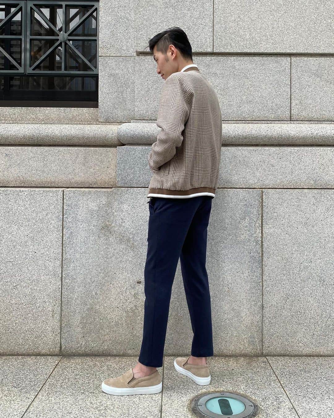 BARNEYS NEW YORKさんのインスタグラム写真 - (BARNEYS NEW YORKInstagram)「#BarneysSnap 神戸店スタッフ 石原 「春らしい鮮やかなオレンジ色のコットンニットは＜ジョンスメドレー＞のアイテム。落ち着いた色味でまとめられた＜ヘルノ＞のブルゾンを羽織ることで、コントラストを出しています。全体的にベージュからオレンジにかけてのトーンを意識しつつ、＜ベルナルド ジュスティ＞のネイビーのパンツで少し引き締めました。足元には＜ペリーコ サニー＞のスリッポン合わせて、軽快さを足しています。」  Blouson: #herno  Knit: #johnsmedley  Pants: #bernardogiusti  Shoes: #pellicosunny   #23ss #coordinate #fashion #barneysnewyork#コーディネート #ファッション #バーニーズニューヨーク」4月24日 17時54分 - barneysjapan