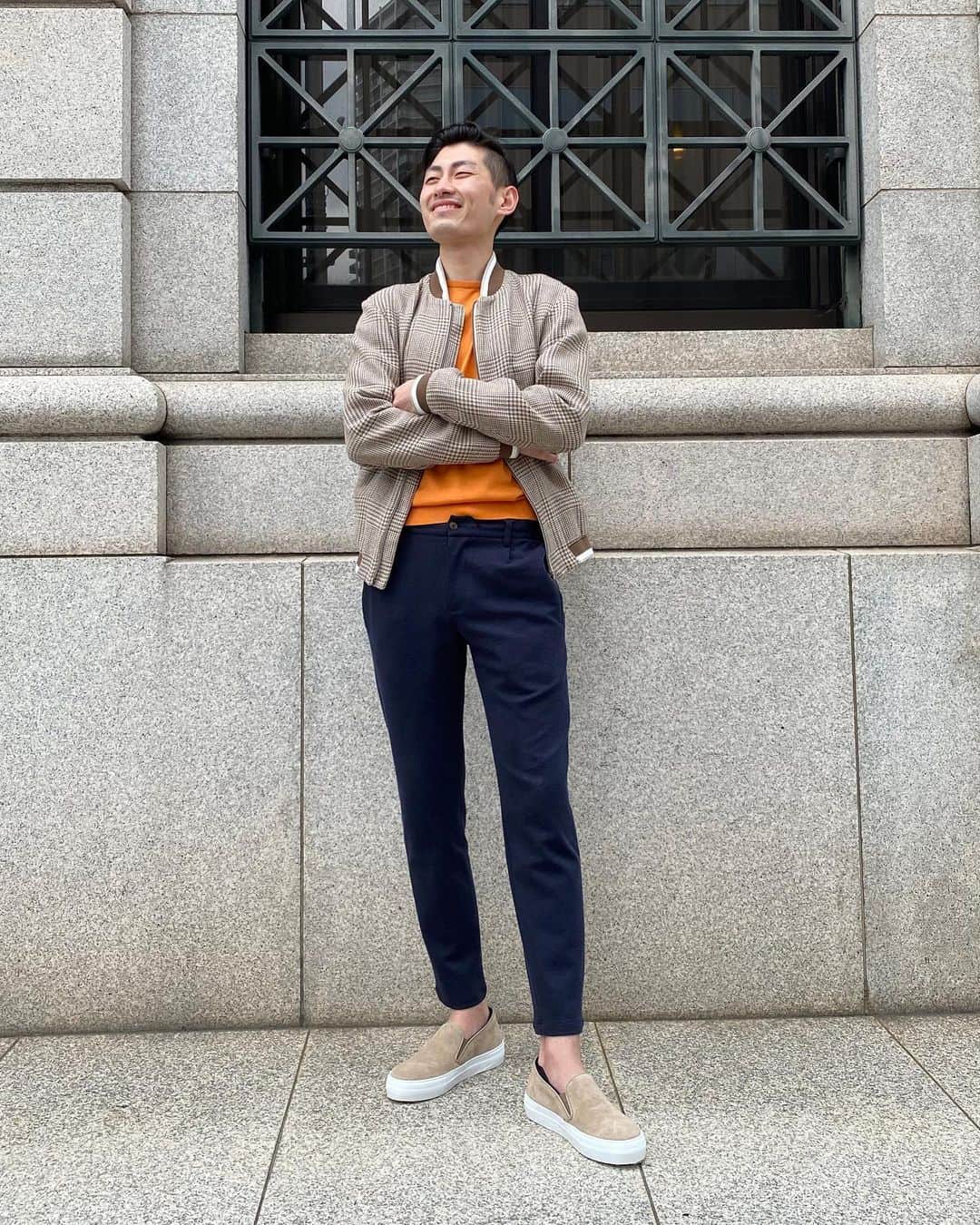 BARNEYS NEW YORKさんのインスタグラム写真 - (BARNEYS NEW YORKInstagram)「#BarneysSnap 神戸店スタッフ 石原 「春らしい鮮やかなオレンジ色のコットンニットは＜ジョンスメドレー＞のアイテム。落ち着いた色味でまとめられた＜ヘルノ＞のブルゾンを羽織ることで、コントラストを出しています。全体的にベージュからオレンジにかけてのトーンを意識しつつ、＜ベルナルド ジュスティ＞のネイビーのパンツで少し引き締めました。足元には＜ペリーコ サニー＞のスリッポン合わせて、軽快さを足しています。」  Blouson: #herno  Knit: #johnsmedley  Pants: #bernardogiusti  Shoes: #pellicosunny   #23ss #coordinate #fashion #barneysnewyork#コーディネート #ファッション #バーニーズニューヨーク」4月24日 17時54分 - barneysjapan