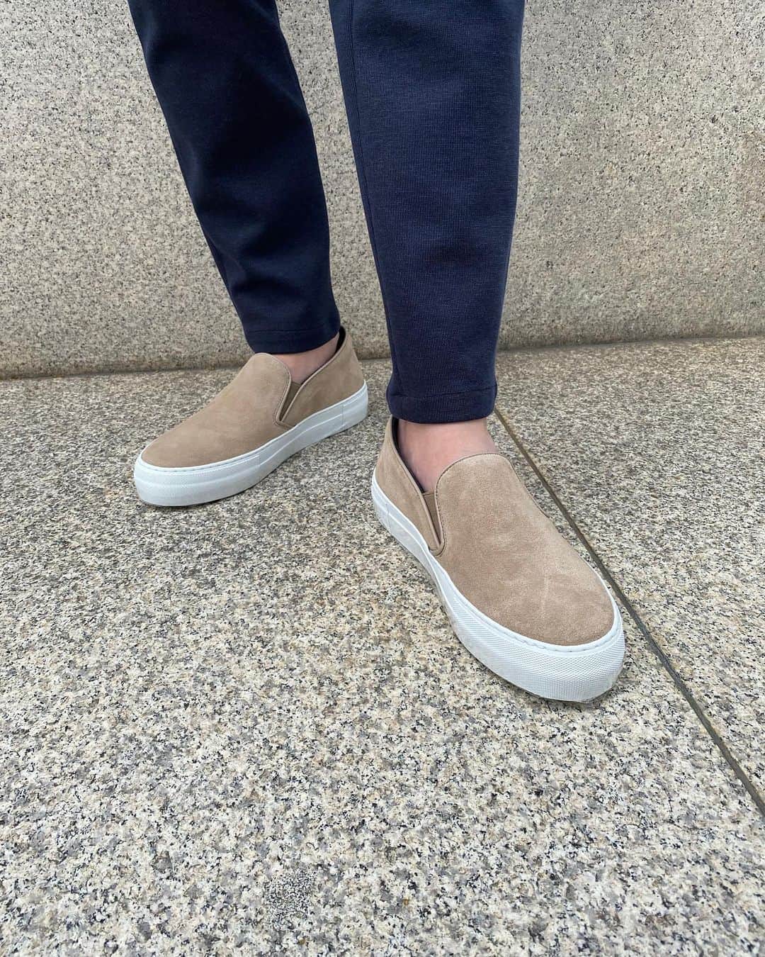BARNEYS NEW YORKさんのインスタグラム写真 - (BARNEYS NEW YORKInstagram)「#BarneysSnap 神戸店スタッフ 石原 「春らしい鮮やかなオレンジ色のコットンニットは＜ジョンスメドレー＞のアイテム。落ち着いた色味でまとめられた＜ヘルノ＞のブルゾンを羽織ることで、コントラストを出しています。全体的にベージュからオレンジにかけてのトーンを意識しつつ、＜ベルナルド ジュスティ＞のネイビーのパンツで少し引き締めました。足元には＜ペリーコ サニー＞のスリッポン合わせて、軽快さを足しています。」  Blouson: #herno  Knit: #johnsmedley  Pants: #bernardogiusti  Shoes: #pellicosunny   #23ss #coordinate #fashion #barneysnewyork#コーディネート #ファッション #バーニーズニューヨーク」4月24日 17時54分 - barneysjapan