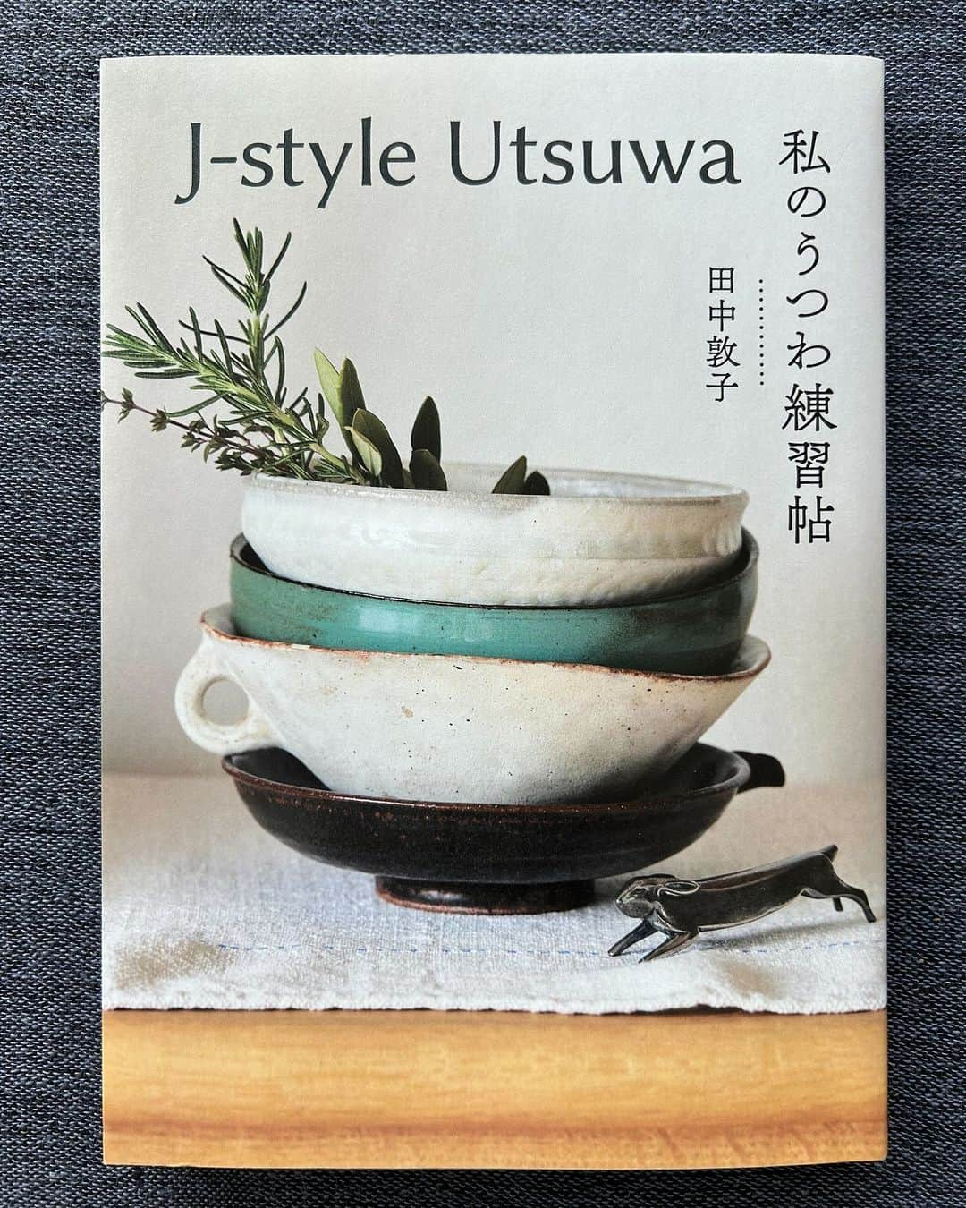 INSIDE FUJINGAHOさんのインスタグラム写真 - (INSIDE FUJINGAHOInstagram)「【工芸ライター、田中敦子さんの婦人画報デジタル連載が書籍になりました！『J-style Utsuwa 私のうつわ練習帖』】  工芸や着物など日本の暮らしに息づく文化を愛し、産地を訪ね、多くの作家と交流されてきた工芸ライターの田中敦子さん。その田中さんの婦人画報デジタルでの人気連載「日々の器のよしなしごと」が、『J-style Utsuwa 私のうつわ練習帖』という一冊の書籍になりました。  2020年3月コロナ禍が急速に日本にも広がり、予定されていた個展がつぎつぎと中止に追い込まれていたころ、田中さんがそれまでの連載から急きょ内容を変えて仕立ててくださったのが、私物の器に手料理を盛り、田中さん自ら撮り下ろしの写真とともに執筆してくださった「#STAYHOME～器と親しみ、乗り越えよう～」のシリーズでした。第一回の朝ごはん編は忘れられません。家から一歩も出られなかったあのとき、それはまるで田中さん家の朝ごはんの食卓に招かれたかのような親しみに溢れた記事でしたから。  あれから３年。田中さんの器を主役にした連載は、器好き、工芸好きの多くのユーザーから注目され、いまや婦人画報デジタルの人気連載のひとつです。その連載をベースに編まれたこの本には、田中さんが日々愛用する器や道具、そして信頼をおく作家の作品が惜しげなく紹介されています。また作家ものの作品を日々の暮らしでどう使いこなしていけばいいのかの実践的なヒントが満載な本、でもあります。  WEBで好きだった回を思い出した方、紙の本でぜひ読み返してみてください。そして田中さんの連載は「婦人画報プレミアム」にて継続中。最新記事にはおいしそうな副菜が盛られた使い勝手のよさそうな「中鉢」がたくさん登場します。ぜひWEBサイトにもお立ち寄りください。（編集U）  写真１　『 J-style Utsuwa 私のうつわ練習帖』（春陽堂書店） 写真２,３　「#STAYHOME ～器と親しみ、乗り越えよう～【朝ごはん編】」から。婦人画報デジタル　2020/4/26配信号より 写真４　田中さんのざる使いに影響されて、日常使いするようになった我が家のざるたちと、書籍になった「ざる」の記事  #器好き #うつわ好き #工芸ラバー #手仕事 #やきもの好き #田中敦子 #うつわ練習帖 #テーブルコーディネート #工芸作家 #utuwa #婦人画報プレミアム #婦人画報デジタル #fujingahojp @tanakatsukojp」4月24日 18時00分 - fujingahojp