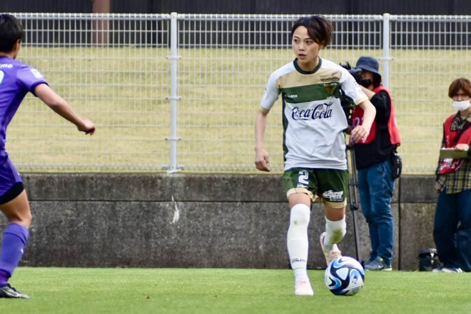 木崎あおいのインスタグラム：「_ 全員で掴んだ勝利⚽️  個人的に古巣との特別な闘い。 バスを降りた時のチャント、多くのユニフォームやタオルを掲げていただき正直とても驚きました。 ファミリーの皆さんからたくさんのご声援がめちゃくちゃ嬉しかったです。 レジーナでの2年間があってこそ今の私がいると強く感じました🍁  本当に温かいご声援ありがとうございました🥺💜  もっともっと成長した姿を お見せできるように全力で頑張ります！  #weリーグ #日テレ東京ヴェルディベレーザ #木﨑あおい」