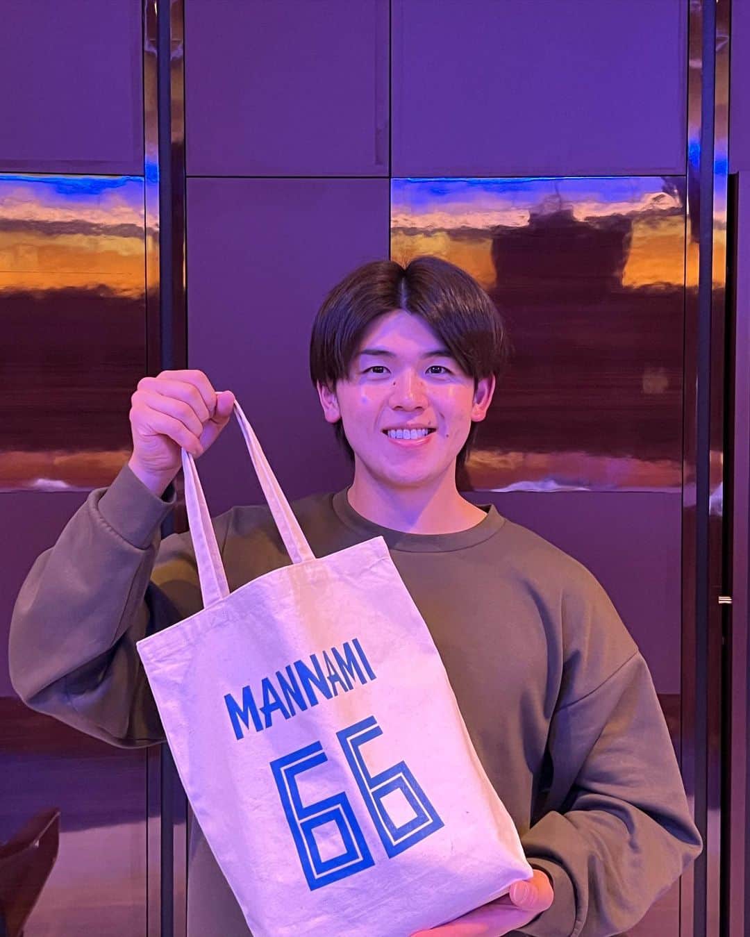 のインスタグラム：「. 最近の球場に行く時のカバン😂 使いやすいので是非👏🏼 これマジです笑 . @manchu0407  @nomura_james_yuki  #野村ではなく万波笑 #おしゃれ #球場 #痛い目で見られます #久しぶり投稿」