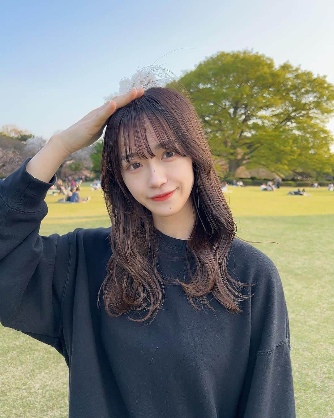 松本美紅のインスタグラム：「本当におすすめのカラコン🥹✨ エバーカラーワンデーナチュラルの「くぎづけの心」🤍 全人類モテなうるちゅる一目惚れカラコンらしい🌸 色素薄い系のベージュがおしゃれで盛れます！ 皆様もぜひ！  #カラコン #カラコンレポ #エバーカラーワンデー #エバーカラーワンデーナチュラル #1day #くぎづけの心  #モアコン #モアコンタクト  #カラコン買うならモアコン」