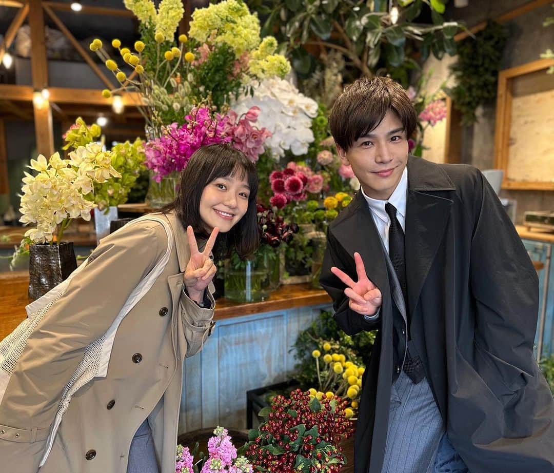 あなたがしてくれなくてものインスタグラム：「🫧オフショットをお届け🫧  第２話から  お花にも負けない素敵な笑顔の #岩田剛典 さん #奈緒 さんを📸  ドラマの第１、２話は  #TVer で無料配信中です📺 https://tver.jp/episodes/ep3nf9j2io」