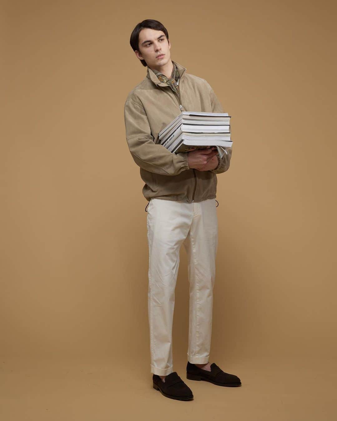 ラファエルカルーゾのインスタグラム：「Bread and butter, but better.  Experience new comfort and freshness with Caruso's sand-colored Skater Jacket in light suede.  Find it at carusomenswear.com, link in bio.  #carusomenswear #ss23 #playfulelegance」