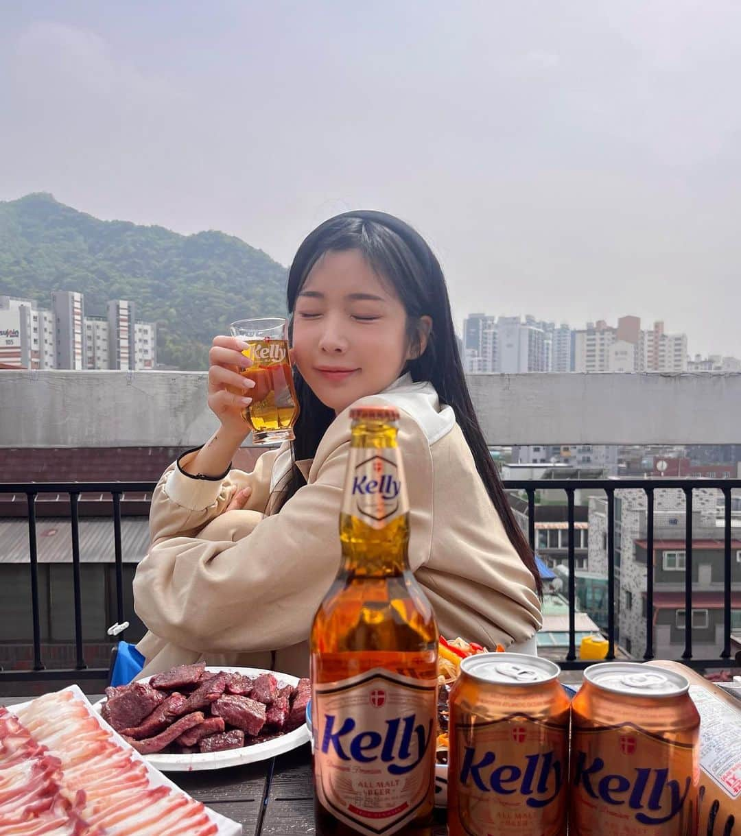 ウェイ のインスタグラム：「#광고 날이 너무 좋아 엄빠랑 고기 구워먹기🥩🥓🍻 요즘 핫한 켈리 가져왔다고 칭찬 받았잖어 호호 어쩜이리 부드러운데 강렬해+_+ #켈리 #켈리맥주 #KELLY  #라거의반전 #손석구맥주」