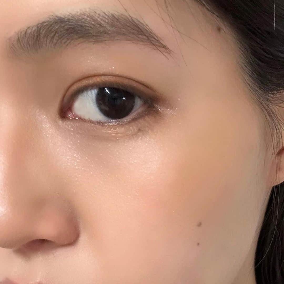 岩間夏美さんのインスタグラム写真 - (岩間夏美Instagram)「. . 新しいアイシャドウパレット💐 MYUNT カラーアイシャドウパレットです！  単色で買い足しが最近多かったけど 配色の統一感と便利さは パレットが楽😊  オレンジ強めに私は入れるのが好き🍊 これからの季節にも使いやすい 程よいラメ感とカラーで 今年の夏はこの子と楽しむ予定です✌🏻  夏の予定まだないけど！！！ . #MYUNT #整形メイク  #アイシャドウパレット  #biemoインフルエンサー女子会  #メイクアップ #オレンジメイク #🍊 #メイク初心者さんにオススメ #女子力アップ #メイク用品 #コスメ紹介 #夏コスメ #インフルエンサー #おすすめコスメ #高身長女子 #makeup #eyemakeup #orange #🧡  @biemo.jp」4月24日 20時00分 - iwama_natsumi