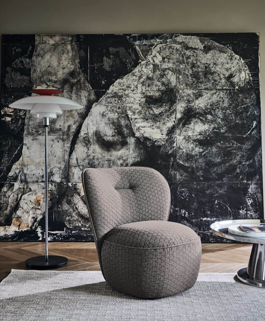 GERVASONI JAPAN / ジェルバゾーニ ジャパンさんのインスタグラム写真 - (GERVASONI JAPAN / ジェルバゾーニ ジャパンInstagram)「. 【 Products 】  Armchair：LoLL07 Fabric：WINDS Bora(1枚目)、NUAGE Plum(2枚目)  シンプルなデザインで快適な座り心地を表現したLOLLシリーズ。 丸みがありかわいらしいフォルムの回転式アームチェア。  GERVASONI TOKYOで展示中の白いファブリックとは雰囲気ががらりと変わり、落ち着いた印象や上品で高級感のある印象になります。  【 お問い合わせ 】 GERVASONI TOKYO tel : 03-5962-6477 mail : info@gervasoni.jp 営業時間 : 11:00 ～ 20:00 . . . #gervasoni #gervasoni1882 #gervasonitokyo #paolanavone #luxuryfurniture #furniture ＃sideteble＃armchair#ジェルバゾーニ #インテリア #インテリアショップ #インテリアコーディネート #インテリアデザイン#アームチェア」4月24日 18時02分 - gervasoni_japan