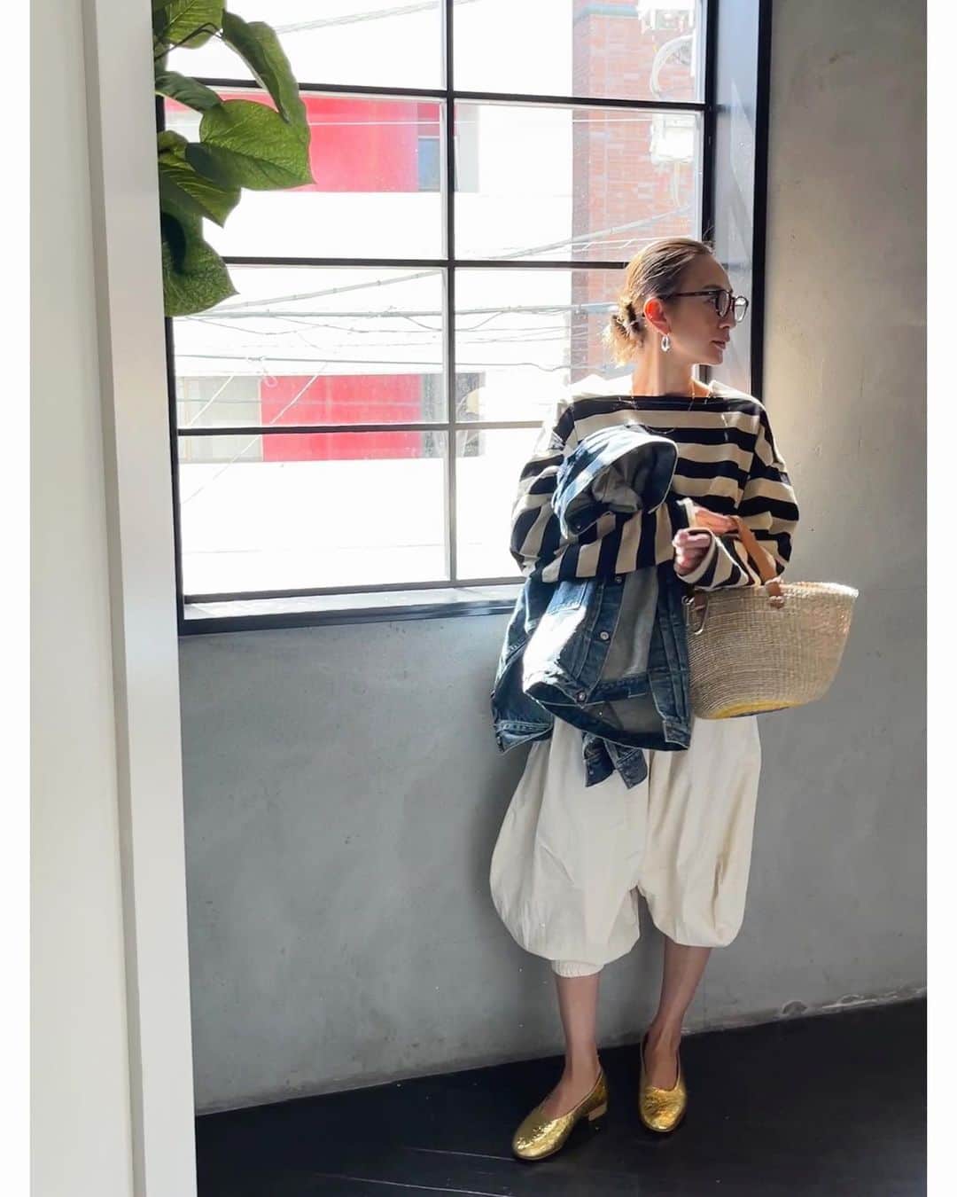 土井地恵理子のインスタグラム：「・ カゴバッグって たくさんあるのに 毎年欲しくなる訳なんですが。笑  今年は同い年の @kzy_sgn が手掛ける @automills_official とコラボで 作りました🙌🏻  底のカラーリングが可愛いやつ！ 何度もやり直して ビビッとくる配色になりました◡̈  丸い女らしいフォルムもこだわった 完全オリジナルのカゴバッグ。 そしてかずや氏っぽい パーツ使いが効いてて。  いいサイズ感なので ほんとに毎日のように使ってる♡  あー可愛い。笑 今日から発売です✨  #hvfn #automills #カゴバッグ  #大きいのもあるよ #ボーダーtopsもautomills @h.v.f.n」