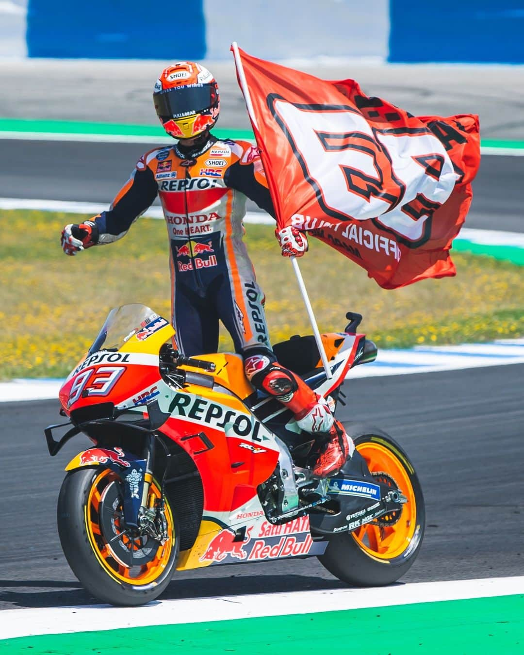 レプソル・ホンダさんのインスタグラム写真 - (レプソル・ホンダInstagram)「The 2019 #SpanishGP win.  Iconic.」4月24日 18時11分 - hrc_motogp