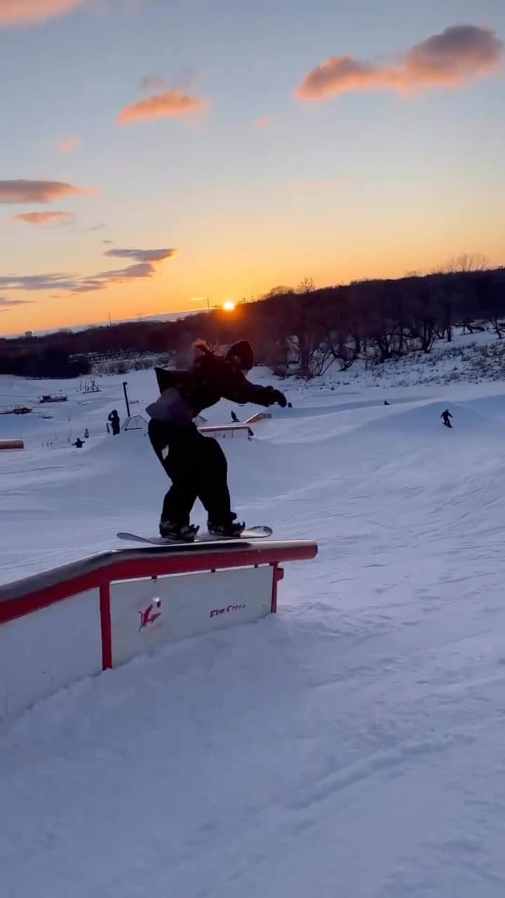 のインスタグラム：「やっぱりサンセットセッションは最高ってハナシ。Movie: @peterlimberg #Burton #Snowboarding」
