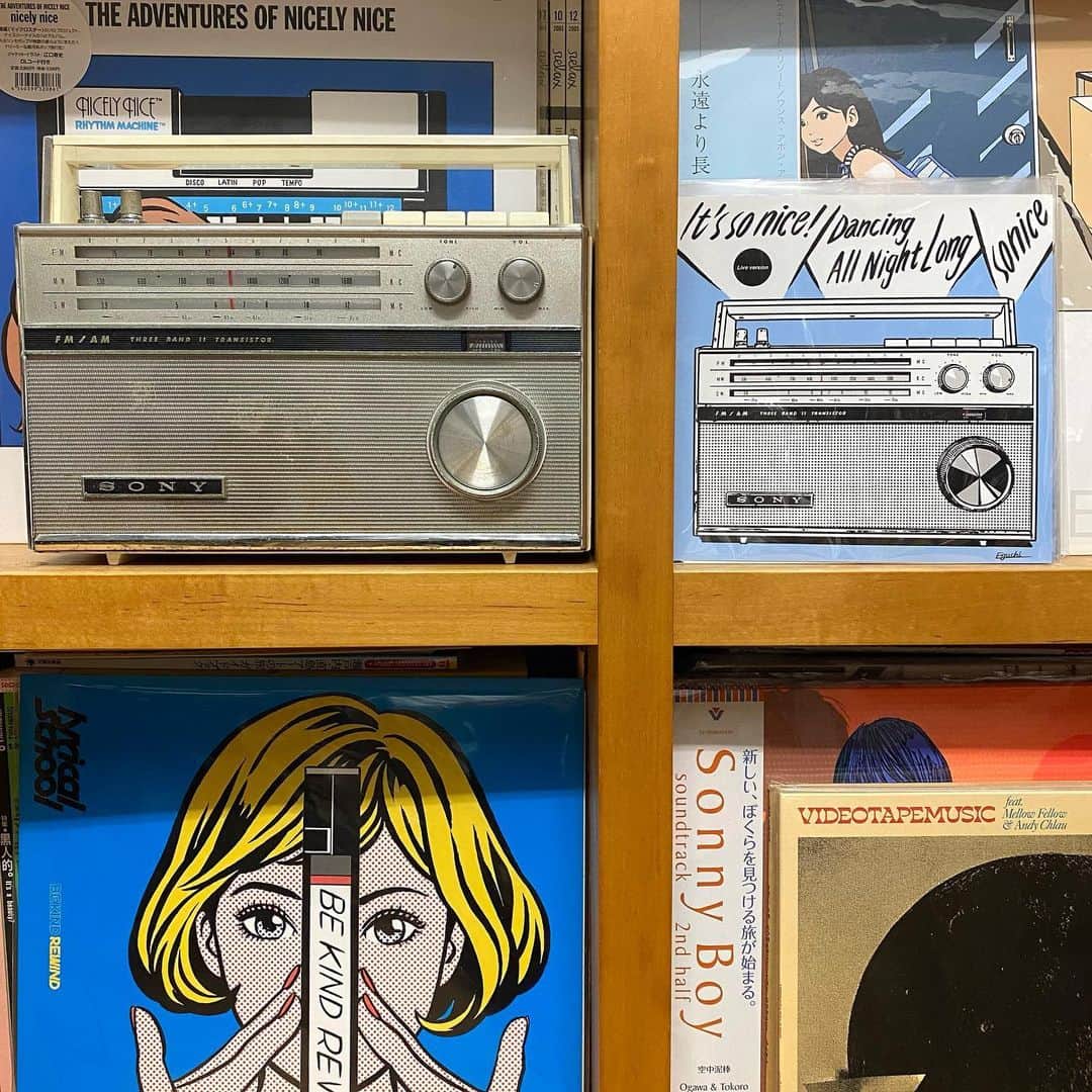 江口寿史のインスタグラム：「４月22日のレコードストアデイで発売されて、あっという間に完売したsoniceのニューシングル『It´s so nice/Dancing All Night Long』のジャケに描いたラジオは、25年ほど昔に古道具屋で5000円で買ったSONYのラジオがモデル。☺️」