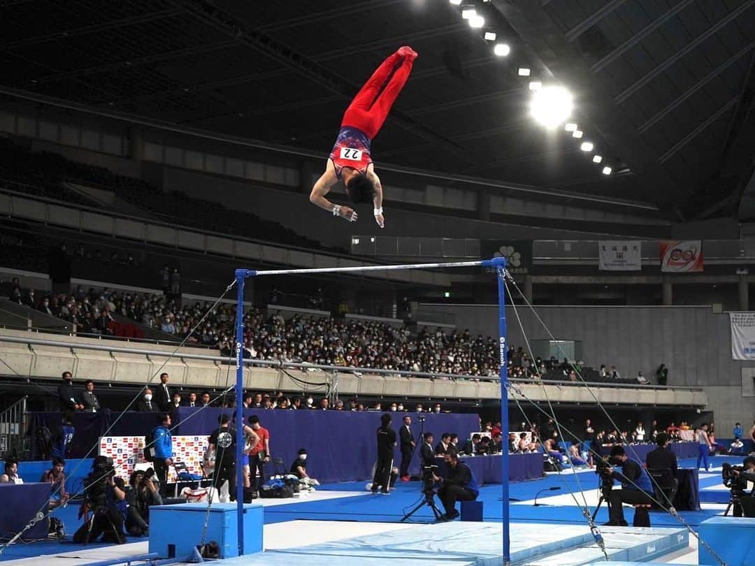 橋本大輝さんのインスタグラム写真 - (橋本大輝Instagram)「. 全日本個人総合選手権を優勝し、3連覇することができました🏆  怪我があったものの2日間、最後までやり切れたことが良かったと思ってます！  3週間後のNHK杯ではさらに良い演技ができるよう調整していきます🔥  #全日本個人総合選手権 #3連覇 #逆転勝ち」4月24日 18時15分 - hasshii_807