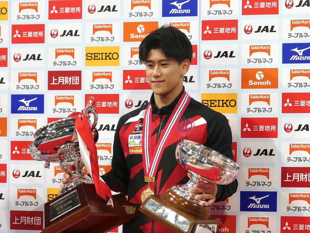 橋本大輝のインスタグラム：「. 全日本個人総合選手権を優勝し、3連覇することができました🏆  怪我があったものの2日間、最後までやり切れたことが良かったと思ってます！  3週間後のNHK杯ではさらに良い演技ができるよう調整していきます🔥  #全日本個人総合選手権 #3連覇 #逆転勝ち」