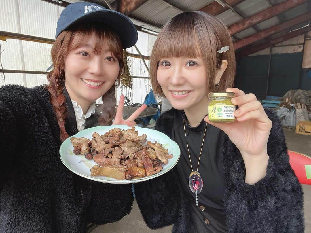yucat（加藤有加利）さんのインスタグラム写真 - (yucat（加藤有加利）Instagram)「なおDのご実家から📦 @iwashita_naoto  宮崎の地鶏をこんなにいただいてしまいました。 トウモロコシも美味しそう💕  先月宮崎のご実家にお邪魔した時も誰よりも人一倍食べていた地鶏の炭火焼きw ウインナーもバクバク食べてたの見られてたのかな…笑 たくさんありがとうございます！！  地鶏に柚子胡椒にいちごに 私の大好物は全て宮崎にあるみたい😆  いつもいただいてばかりで🙇‍♀️ なおDが今事務所にいてくれて助かってるのはこちらの方なのに…！！ 本当にありがとうございます。 スタミナつけてライブまで頑張るぞ！！  なおDパパママ素敵な贈り物ありがとうございます！  #yucat #RYTHEM #宮崎グルメ #宮崎の美味しいもの  #宮崎の地鶏 #地鶏の炭火焼き  #地鶏の炭火焼きにゆず胡椒を添えて」4月24日 18時26分 - yucat1031