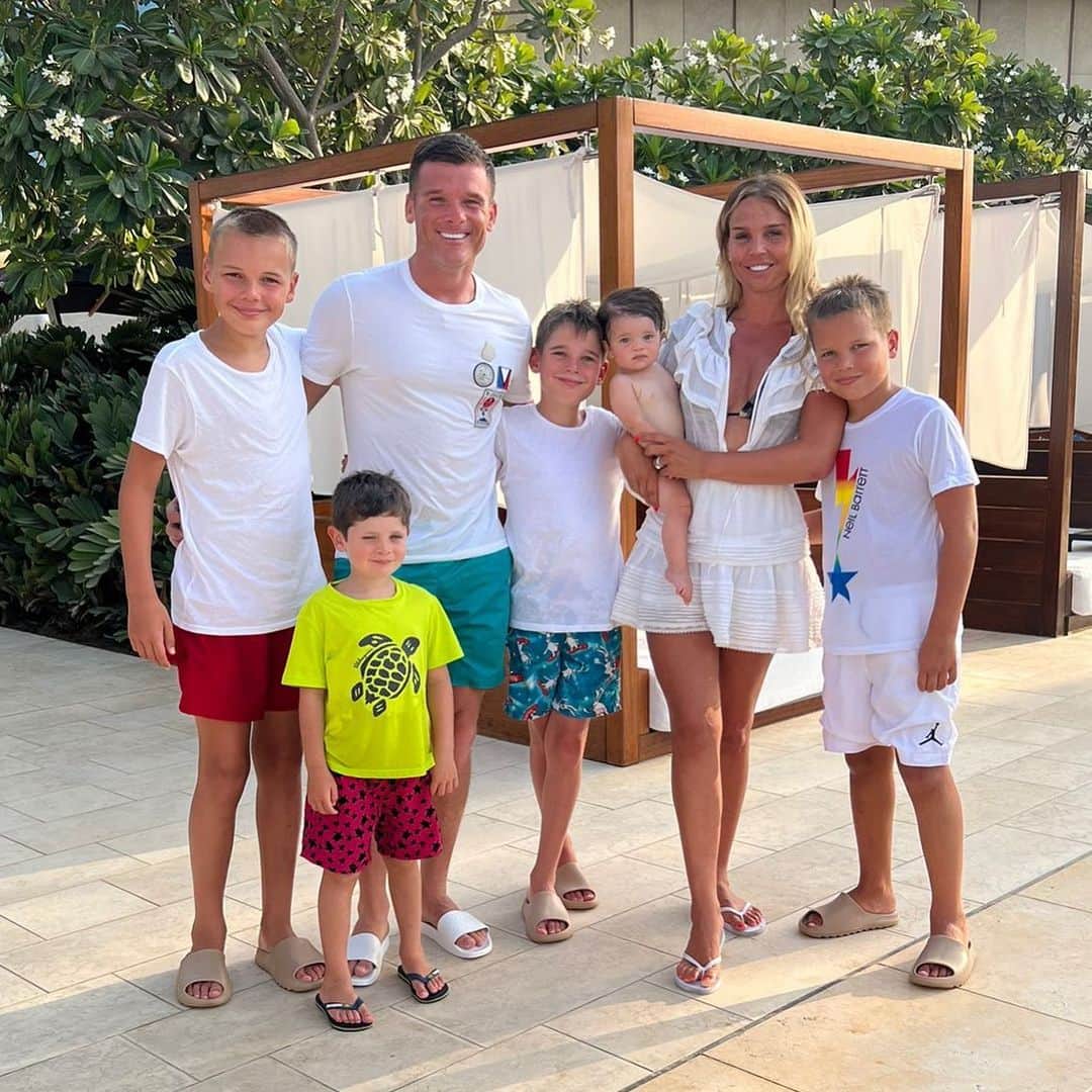 ダニエル・オハラのインスタグラム：「Why does my @jetsetwithmissdlloyd subscription work for me?….  💫 I can earn regular monthly income residually  💫I help others to make residual income whether thats full time or just a side hustle  💫 I earn the ‘hidden commissions’ back from all my own travel  💫I can help save my clients money while also earning commission  💫 I have an amazing team who inspire me and have proven this is a lucrative business   💫 And last but not least I get to travel the world with my family for less   If you want more information DM at the word INFO to @jetsetwithmissdlloyd」