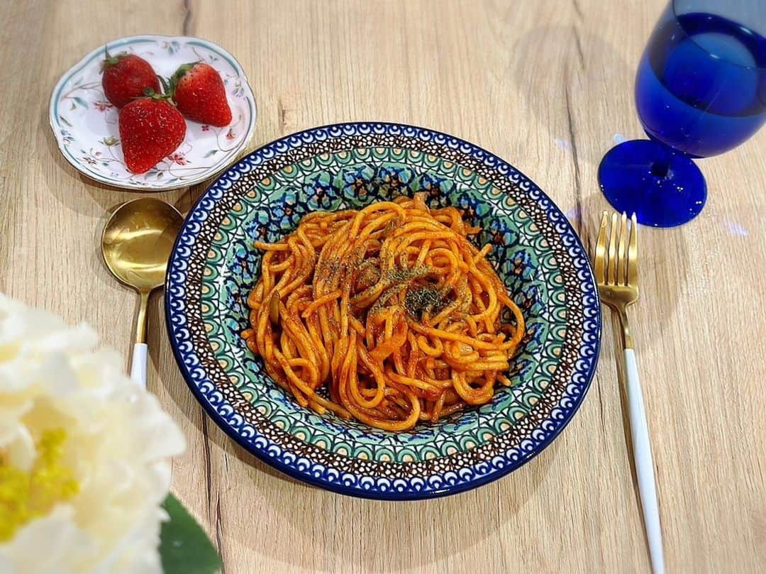 花田浩菜さんのインスタグラム写真 - (花田浩菜Instagram)「1人ランチ🍝 チンしただけ❤️🤣のナポリタンは 本格的な喫茶店の味😭 . GWを控え、普段から冷凍庫の必需品の @slcreations_official のもの。 今月も大活躍😊 昼ごはん作るのが面倒な時にも、 夜ご飯作るの面倒な時にも、 温めるだけ、自然解凍するだけの @slcreations_official は本当に助かります🌸 しかも化学的合成添加物も使用していないので子供に出すにも安心です👦👧 . . #冷凍食品 とは思えぬ本当に美味しい&メニューが豊富なので今までも様々試しているけど、 中華のバリエーションも豊富で 自分では出せない味だったり、 本格派なので家族もお気に入り（➡️swipe） 3枚目の夕ご飯も温めるだけ、チンしたりオーブントースター使用で家電フル活用して出すまで15分で完了するので（笑） 本当に楽ちん😌 GWもしっかり頼る予定です🎏🙏 . . . .  @slcreations_official #slcreations #安心安全 #冷凍食品 #無添加 #slcreationsのある暮らし #PR  #簡単時短 #エスエルクリエーションズ #おうちご飯 #おうちごはんlover #2歳差育児 #2歳差兄妹 #兄妹ママ #時短家事」4月24日 18時20分 - hanadahirona