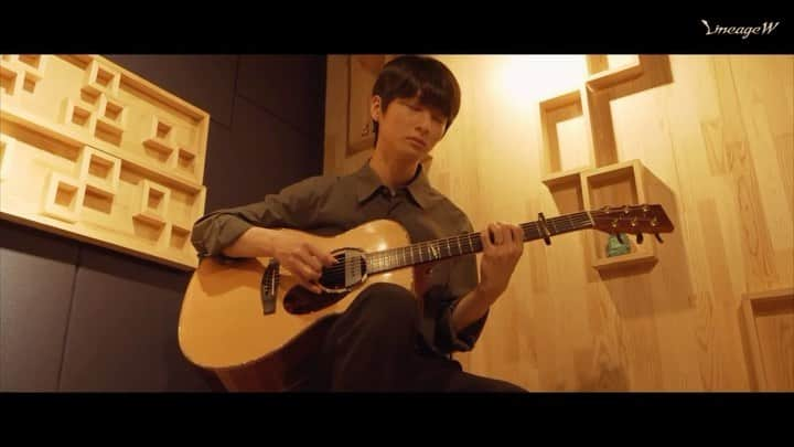 チョン・ソンハのインスタグラム：「#광고 Lineage W X Sungha Jung Eternally & Stargaze Cover  Sponsored by NCSOFT  https://youtu.be/OBxC6dVNtmM  #LineageW #SunghaJung #Eternally  #Stargaze #Game #NCSOFT #Guitar #Fingerstyle #Cover #리니지W #정성하 #영원 #게임 #쌍문동윤감독」