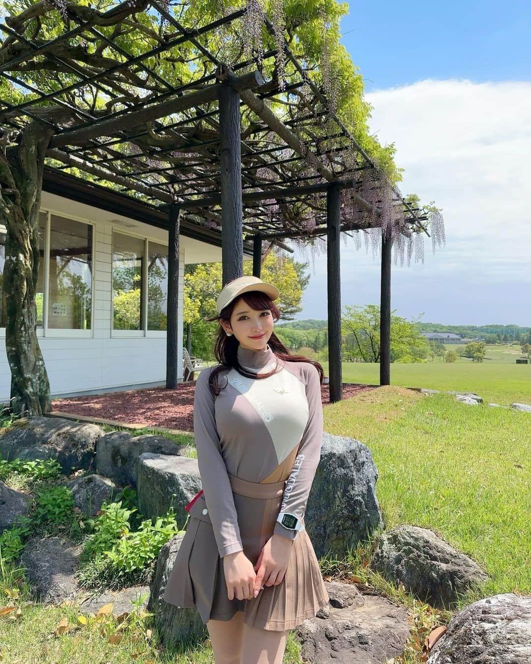 のインスタグラム：「. ゴルフ場の藤棚が綺麗だった⛳️💜 季節の木花を感じられるのもゴルフ場の良さだよね〜💐✨ . 写真だとあまり綺麗さが伝わらないのが悲しいけど🥺 . . ウェアは全身 @1piu1uguale3_golf 🤍 ミルクティーっぽい柔らかいカラーがかわいいの🫖🤎 ベルトは持っていくの忘れちゃった。。 . . #ゴルフ女子#ゴルフ#ゴルフウェア#ゴルフコーデ#ウノピゥ#ウノピゥウノウグァーレトレ#藤棚#藤#golf#golfwear#golflife#golfaddict#golfstagram#golfclub#golfcourse#golfday#1piu1uguale3#1piu1uguale3golf#wisteria#japan#japanesegirl」