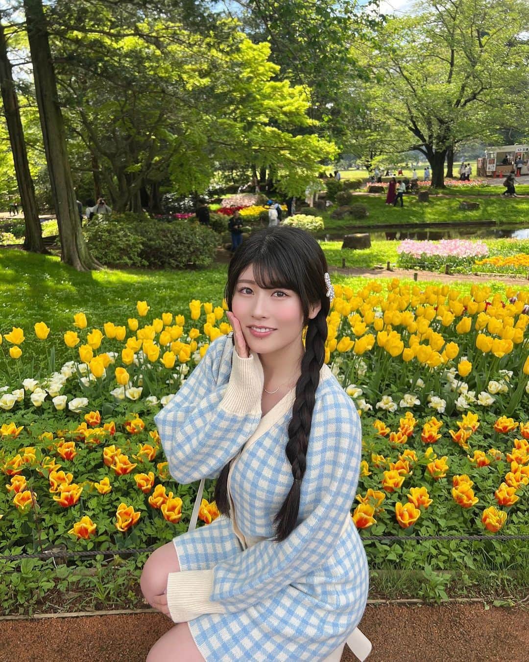 ちとせよしののインスタグラム：「載せてなかったの🙆🏻‍♀️🌷 なんか最近暑かったり寒かったりで大変ですな…(•ᴗ•; ) 季節の変わり目！体調には気をつけてこうね💪🏻♡  #国営昭和記念公園 #昭和記念公園 #チューリップ畑 #セットアップ #niceclaup」