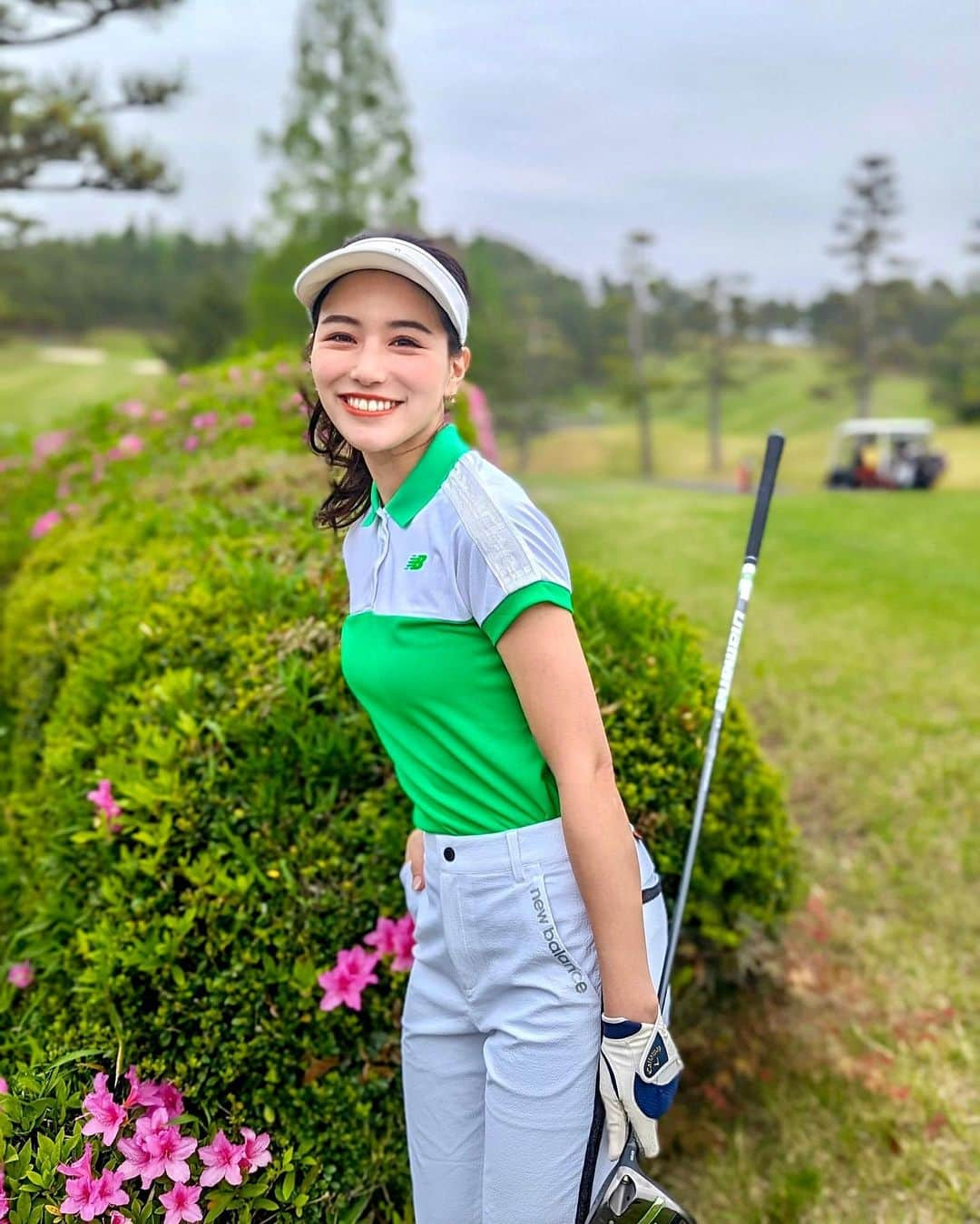 石井里奈さんのインスタグラム写真 - (石井里奈Instagram)「久々のゴルフ⛳️🏌️‍♀️ 少し暖かくなってきてゴルフの季節がやってきた〜！と思ったら少しまだ寒かった🥹 ご縁あってお初のパンツコーデ。 ゴルフ上手な人がパンツコーデするイメージだったから恐縮だったけど、そのせいか久々に100切りできて嬉しかった🥺💕✨ . コーデは全部 @newbalancegolf_japan ✨ @ozawanayo とおそろコーデ❤️ パンツ本当履き心地良くてハマりそう。 前日 @chihiro_flot で体整えてもらってたからパンツもスッキリは着こなせて肩甲骨の動きも良かったよ👍 . 楽しかったなぁ！またすぐ行きたい！ . #ゴルフ #ゴルフ女子 #ゴルフコーデ #newbalance #newbalancegolf #golf #ゴルフウェア #ゴルフ女子コーデ #ゴルフスイング」4月24日 18時34分 - ri7tin1025