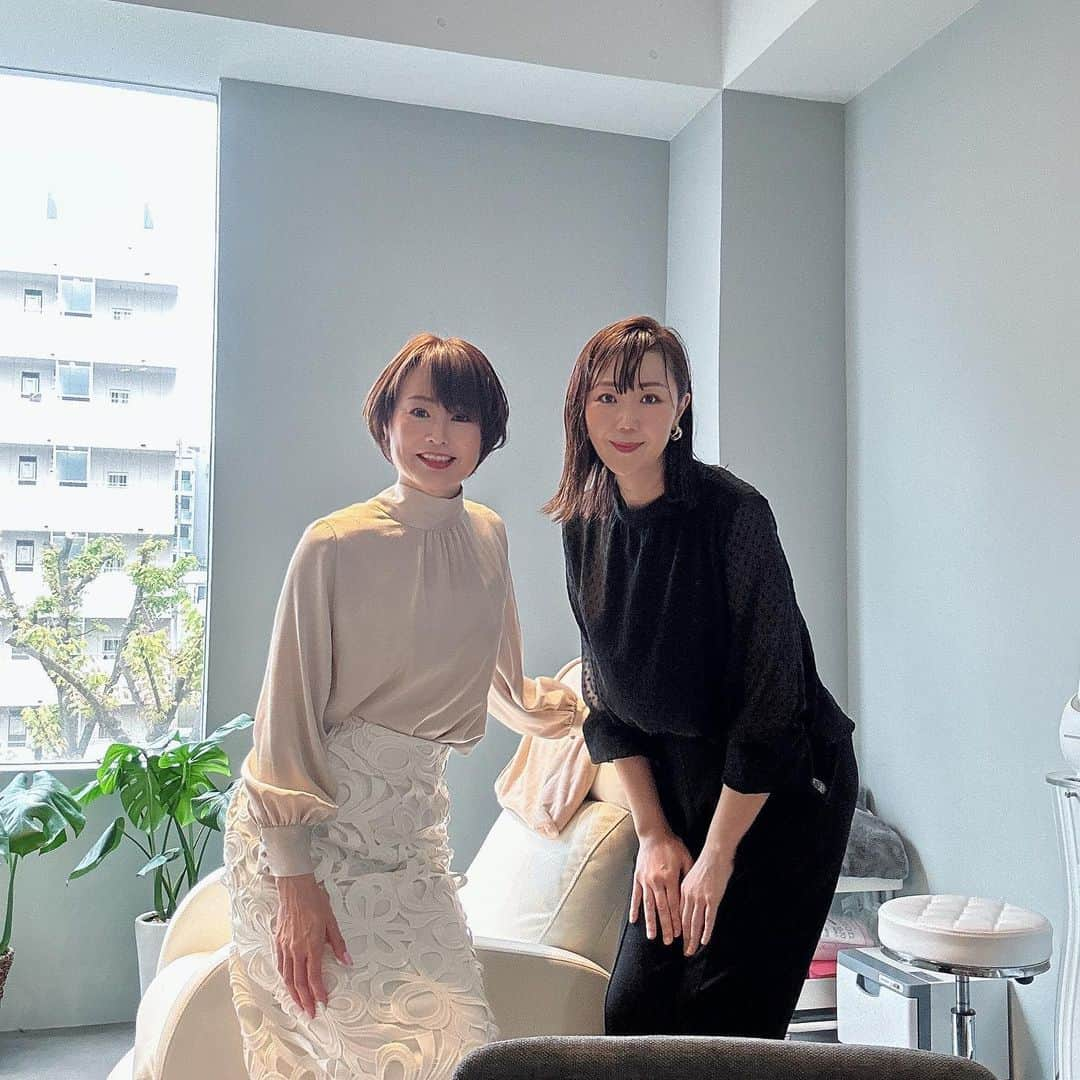 岩瀬玲さんのインスタグラム写真 - (岩瀬玲Instagram)「今日は大好きな美容家さん 英蘭さん @eirannarita のサロンにお邪魔してきましたー🥰  英蘭さんは化粧品メーカーの美容部員だったこともあるし ヘアメイクさん歴も長いし 美容師免許も持ってるし  なにより人柄がすごい素敵 真面目で謙虚で見た目もかわいいし🥰🥰  サロンではハイフやメイクをしてもらうことができます  ハイフって正直敬遠してたけど 英蘭さんはちゃんと研修も受けてるし勉強してるし 美容のプロなのでためらうことなくお願いしました  結果 めっちゃよい😂😂 顔が一回りギュッとなる感じ 痛くもないし もっと早くやってもらったらよかったーーー  そしてなんといっても プロのヘアメイクとして活躍している英蘭さんのメイク😍❤️  全然違うのよ 当たり前だけど自分のメイクと全然違うのよ  別に厚塗りしてるわけでもないのにファンデのノリからしてちがう😍😍 眉毛とかチークとかアイメイクとかほんとさささってやってくれるんだけど違うー❗️当たり前か  メイクがうまくいったり 顔のむくみ取れるだけで ほんと気分が違うー、機嫌良くなる😂😂 メイクとか美容ってメンタルケアにもいいよねえ  英蘭さんはメイクレッスンもしてるから今度習っちゃおうかなー🥰  いやーほんとよかった 普通のサロンと違ってプロのヘアメイクさんがやってくれるから 大事な約束がある前にめっちゃおすすめですよー❤️  #美容家 #ヘアメイク #ハイフ #楽しかった #どこか行きたくなる」4月24日 18時27分 - akirakkuma