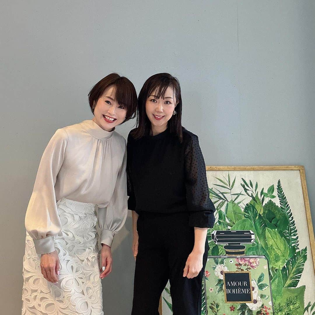 岩瀬玲さんのインスタグラム写真 - (岩瀬玲Instagram)「今日は大好きな美容家さん 英蘭さん @eirannarita のサロンにお邪魔してきましたー🥰  英蘭さんは化粧品メーカーの美容部員だったこともあるし ヘアメイクさん歴も長いし 美容師免許も持ってるし  なにより人柄がすごい素敵 真面目で謙虚で見た目もかわいいし🥰🥰  サロンではハイフやメイクをしてもらうことができます  ハイフって正直敬遠してたけど 英蘭さんはちゃんと研修も受けてるし勉強してるし 美容のプロなのでためらうことなくお願いしました  結果 めっちゃよい😂😂 顔が一回りギュッとなる感じ 痛くもないし もっと早くやってもらったらよかったーーー  そしてなんといっても プロのヘアメイクとして活躍している英蘭さんのメイク😍❤️  全然違うのよ 当たり前だけど自分のメイクと全然違うのよ  別に厚塗りしてるわけでもないのにファンデのノリからしてちがう😍😍 眉毛とかチークとかアイメイクとかほんとさささってやってくれるんだけど違うー❗️当たり前か  メイクがうまくいったり 顔のむくみ取れるだけで ほんと気分が違うー、機嫌良くなる😂😂 メイクとか美容ってメンタルケアにもいいよねえ  英蘭さんはメイクレッスンもしてるから今度習っちゃおうかなー🥰  いやーほんとよかった 普通のサロンと違ってプロのヘアメイクさんがやってくれるから 大事な約束がある前にめっちゃおすすめですよー❤️  #美容家 #ヘアメイク #ハイフ #楽しかった #どこか行きたくなる」4月24日 18時27分 - akirakkuma