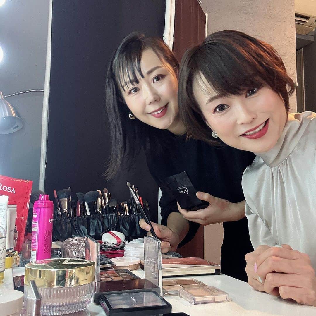 岩瀬玲のインスタグラム：「今日は大好きな美容家さん 英蘭さん @eirannarita のサロンにお邪魔してきましたー🥰  英蘭さんは化粧品メーカーの美容部員だったこともあるし ヘアメイクさん歴も長いし 美容師免許も持ってるし  なにより人柄がすごい素敵 真面目で謙虚で見た目もかわいいし🥰🥰  サロンではハイフやメイクをしてもらうことができます  ハイフって正直敬遠してたけど 英蘭さんはちゃんと研修も受けてるし勉強してるし 美容のプロなのでためらうことなくお願いしました  結果 めっちゃよい😂😂 顔が一回りギュッとなる感じ 痛くもないし もっと早くやってもらったらよかったーーー  そしてなんといっても プロのヘアメイクとして活躍している英蘭さんのメイク😍❤️  全然違うのよ 当たり前だけど自分のメイクと全然違うのよ  別に厚塗りしてるわけでもないのにファンデのノリからしてちがう😍😍 眉毛とかチークとかアイメイクとかほんとさささってやってくれるんだけど違うー❗️当たり前か  メイクがうまくいったり 顔のむくみ取れるだけで ほんと気分が違うー、機嫌良くなる😂😂 メイクとか美容ってメンタルケアにもいいよねえ  英蘭さんはメイクレッスンもしてるから今度習っちゃおうかなー🥰  いやーほんとよかった 普通のサロンと違ってプロのヘアメイクさんがやってくれるから 大事な約束がある前にめっちゃおすすめですよー❤️  #美容家 #ヘアメイク #ハイフ #楽しかった #どこか行きたくなる」