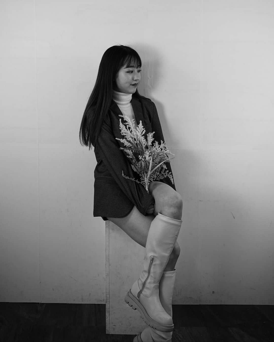 HARUのインスタグラム：「🖤🤍  #セルフ写真館」