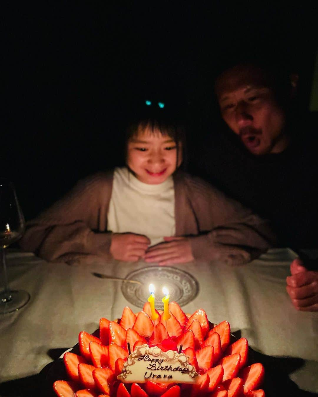 坪井慶介さんのインスタグラム写真 - (坪井慶介Instagram)「4/17にムスメツボイ11歳になりました！！ よく食べ、よく寝て、よく動き、よく喋り、元気に、面白く、育っています😁 成長に感謝です🌚🙏  ケーキを見てる写真ばかりですね… 写真撮る間、よく我慢しました… これも成長ですね👍  #誕生日  #11歳  #娘  #ムスメツボイ  #誕生日ケーキ は #キルフェボン の #イチゴのタルト  #早く食べたい  #兄貴達 の #悪ふざけが止まらない  #よく待てました💮  #オヤジツボイ  #チョコのプレート もらえました #タルトが食べたいな  #ケーキツボイ  #スイーツボイ」4月24日 18時29分 - keisuke_tsuboi0916