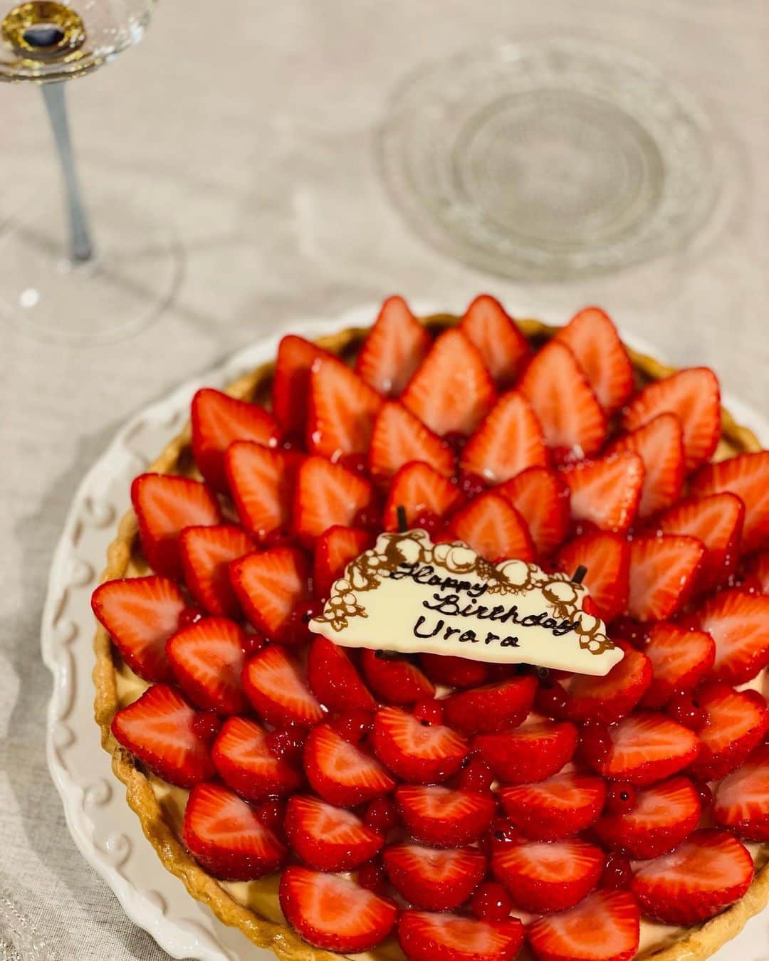 坪井慶介のインスタグラム：「4/17にムスメツボイ11歳になりました！！ よく食べ、よく寝て、よく動き、よく喋り、元気に、面白く、育っています😁 成長に感謝です🌚🙏  ケーキを見てる写真ばかりですね… 写真撮る間、よく我慢しました… これも成長ですね👍  #誕生日  #11歳  #娘  #ムスメツボイ  #誕生日ケーキ は #キルフェボン の #イチゴのタルト  #早く食べたい  #兄貴達 の #悪ふざけが止まらない  #よく待てました💮  #オヤジツボイ  #チョコのプレート もらえました #タルトが食べたいな  #ケーキツボイ  #スイーツボイ」